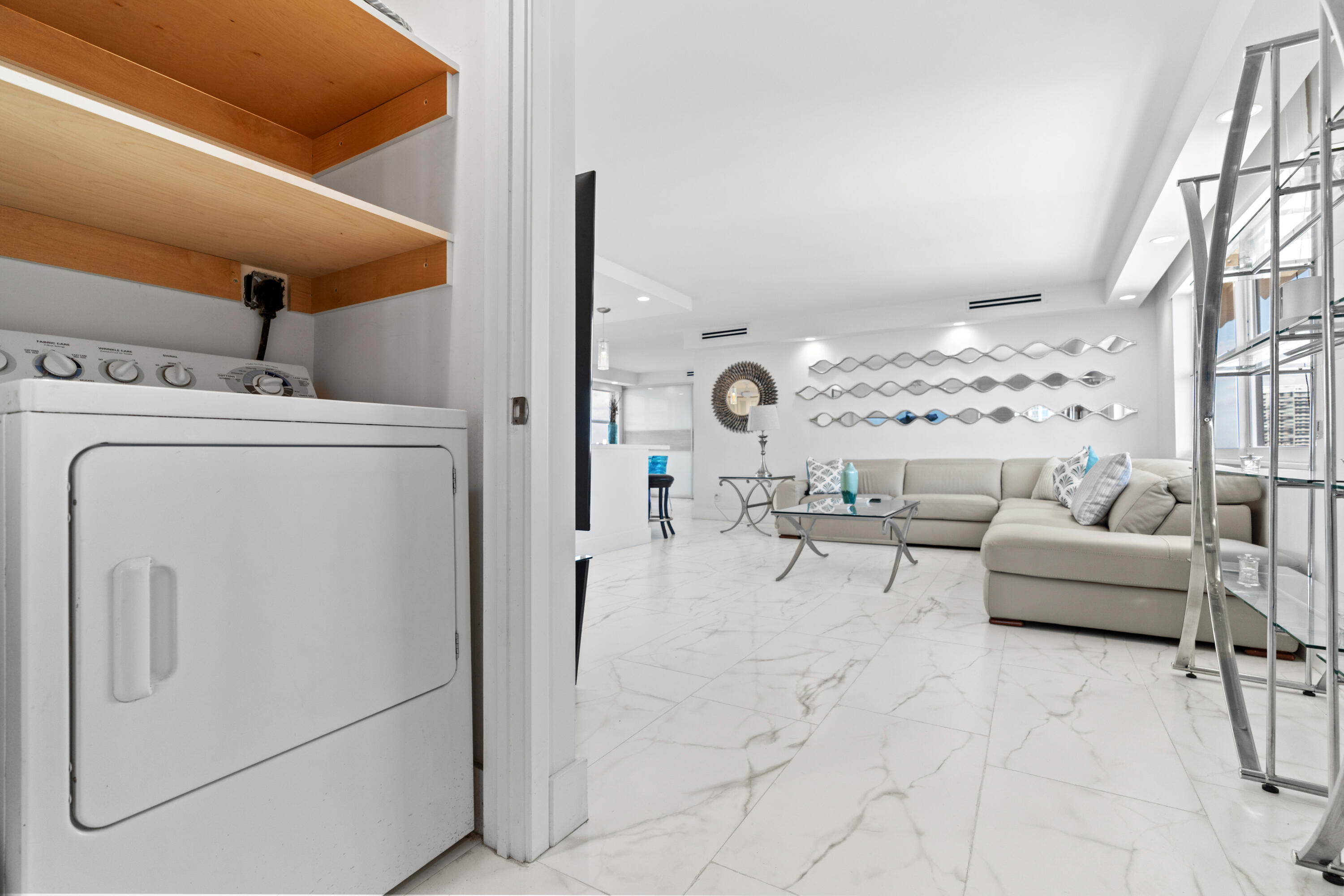121 Golden Isles #Ph1, Hallandale Beach FL 33009