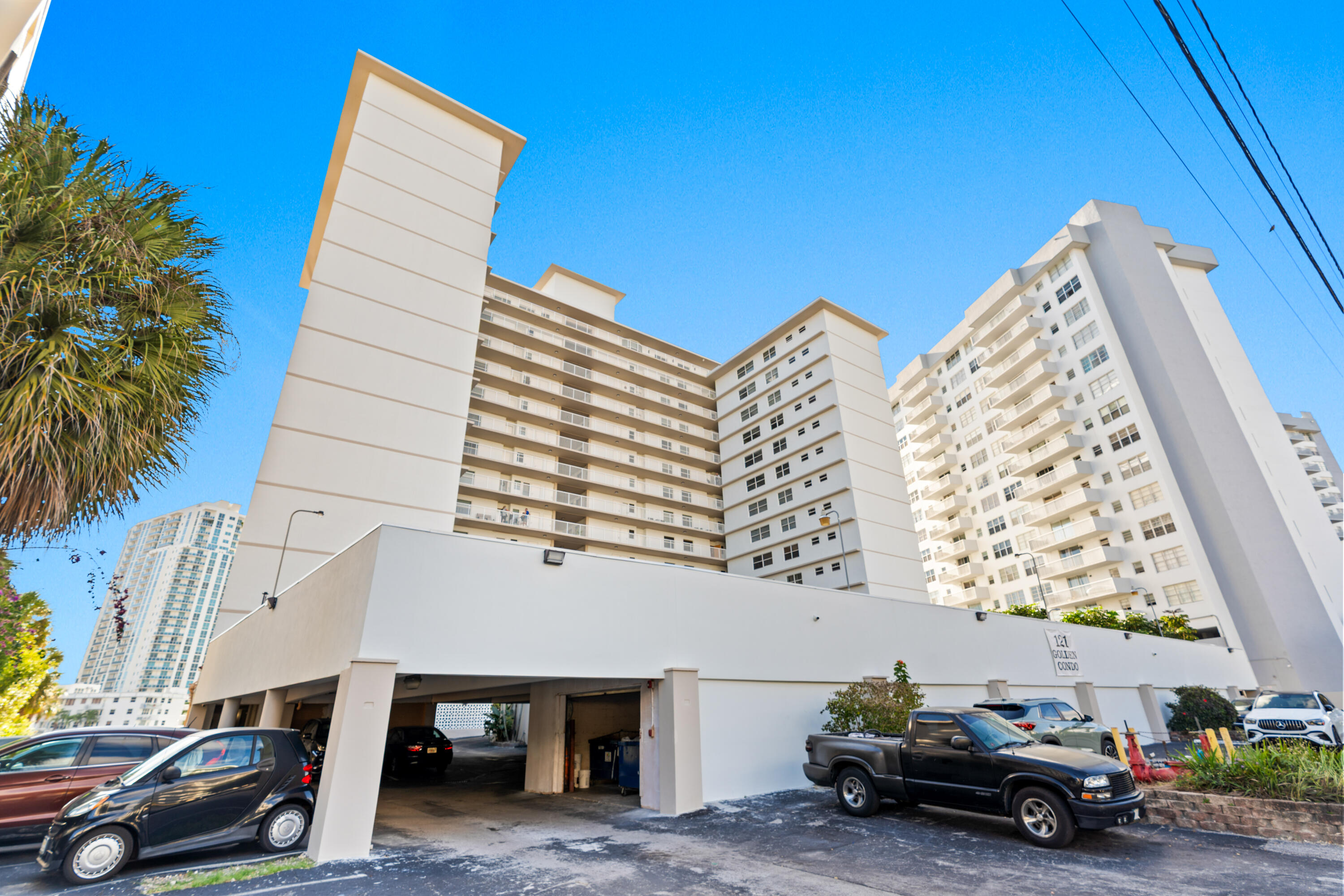 121 Golden Isles #Ph1, Hallandale Beach FL 33009