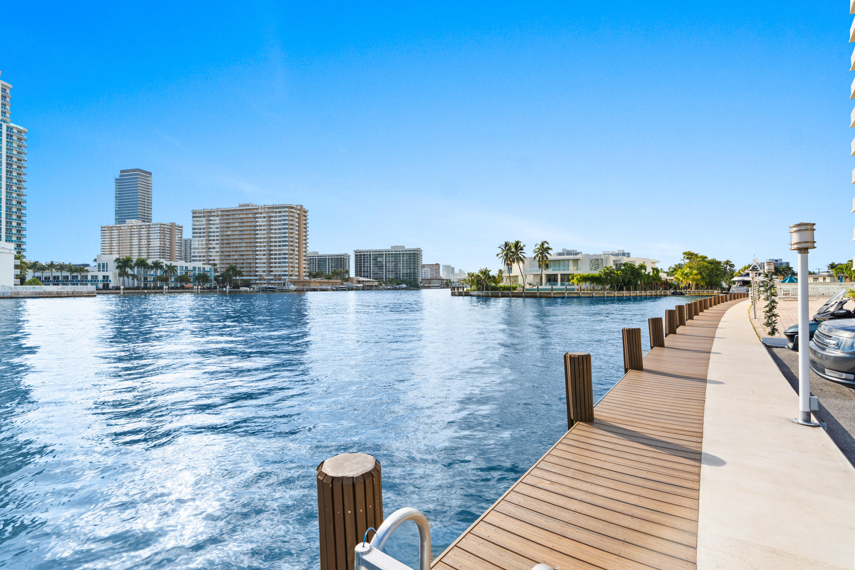 121 Golden Isles #Ph1, Hallandale Beach FL 33009