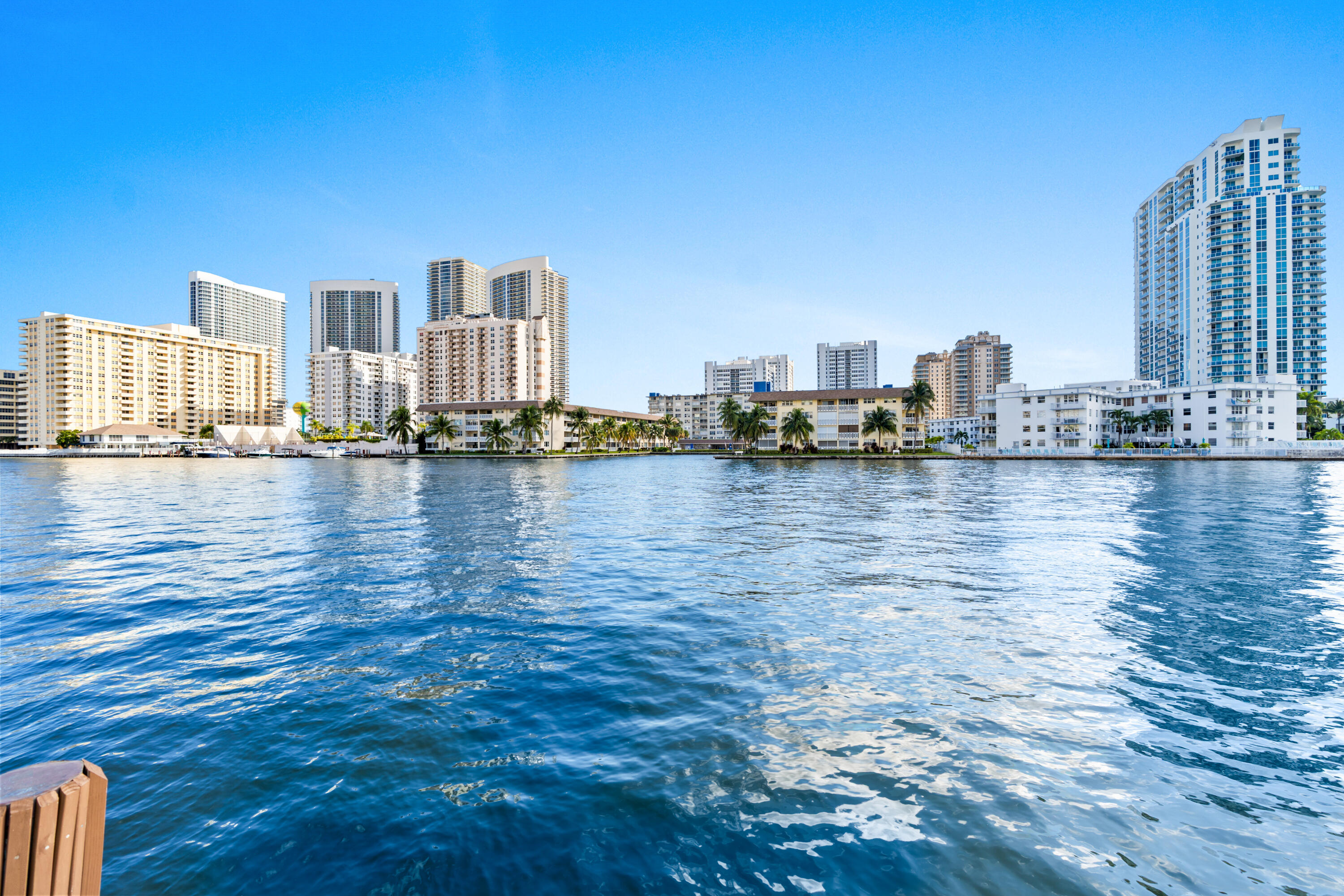 121 Golden Isles #Ph1, Hallandale Beach FL 33009