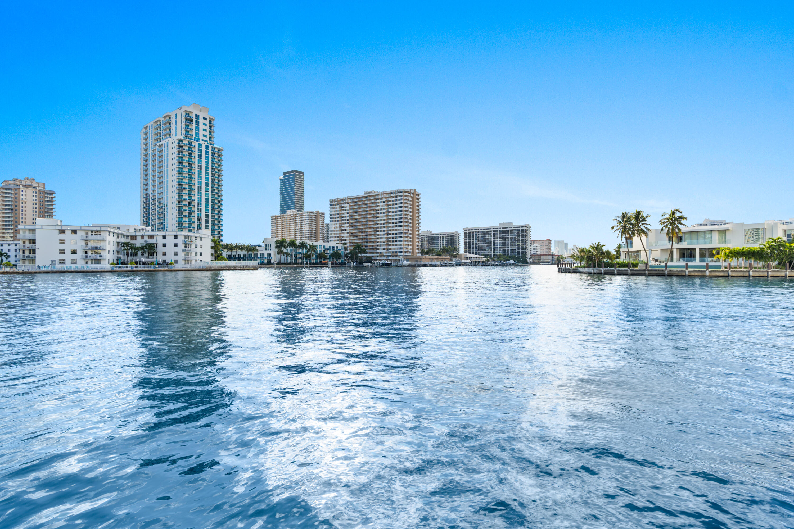 121 Golden Isles #Ph1, Hallandale Beach FL 33009