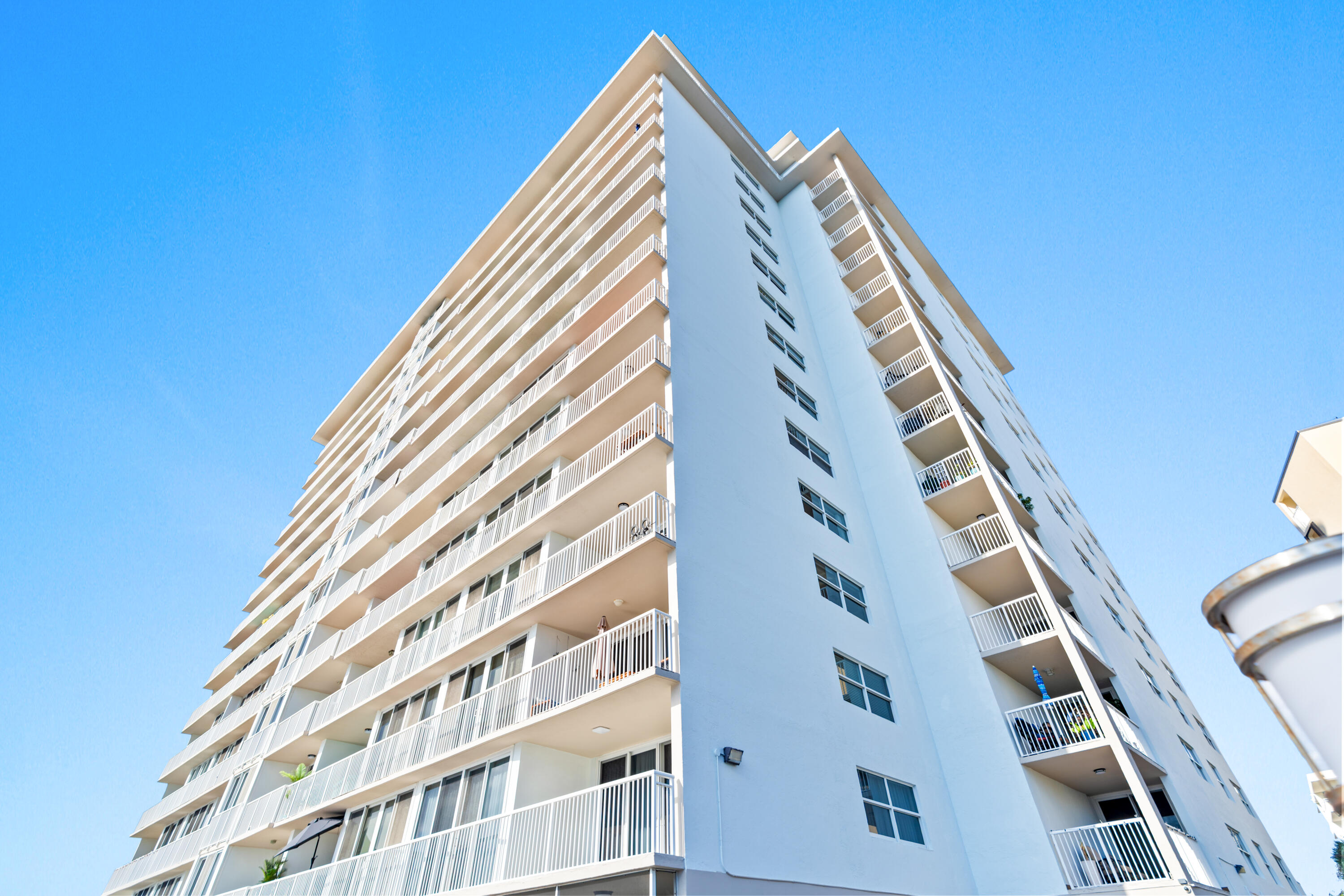 121 Golden Isles #Ph1, Hallandale Beach FL 33009