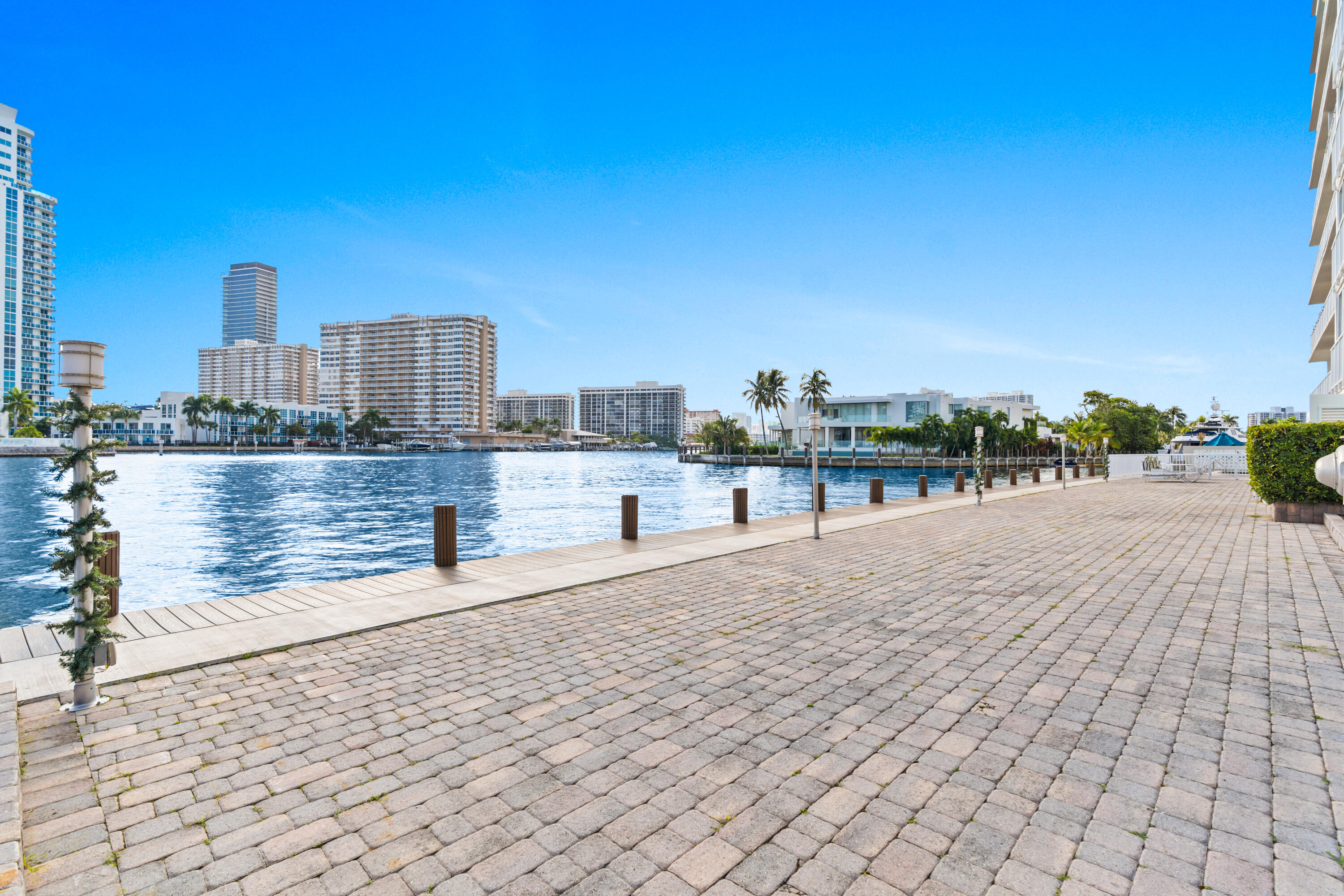 121 Golden Isles #Ph1, Hallandale Beach FL 33009