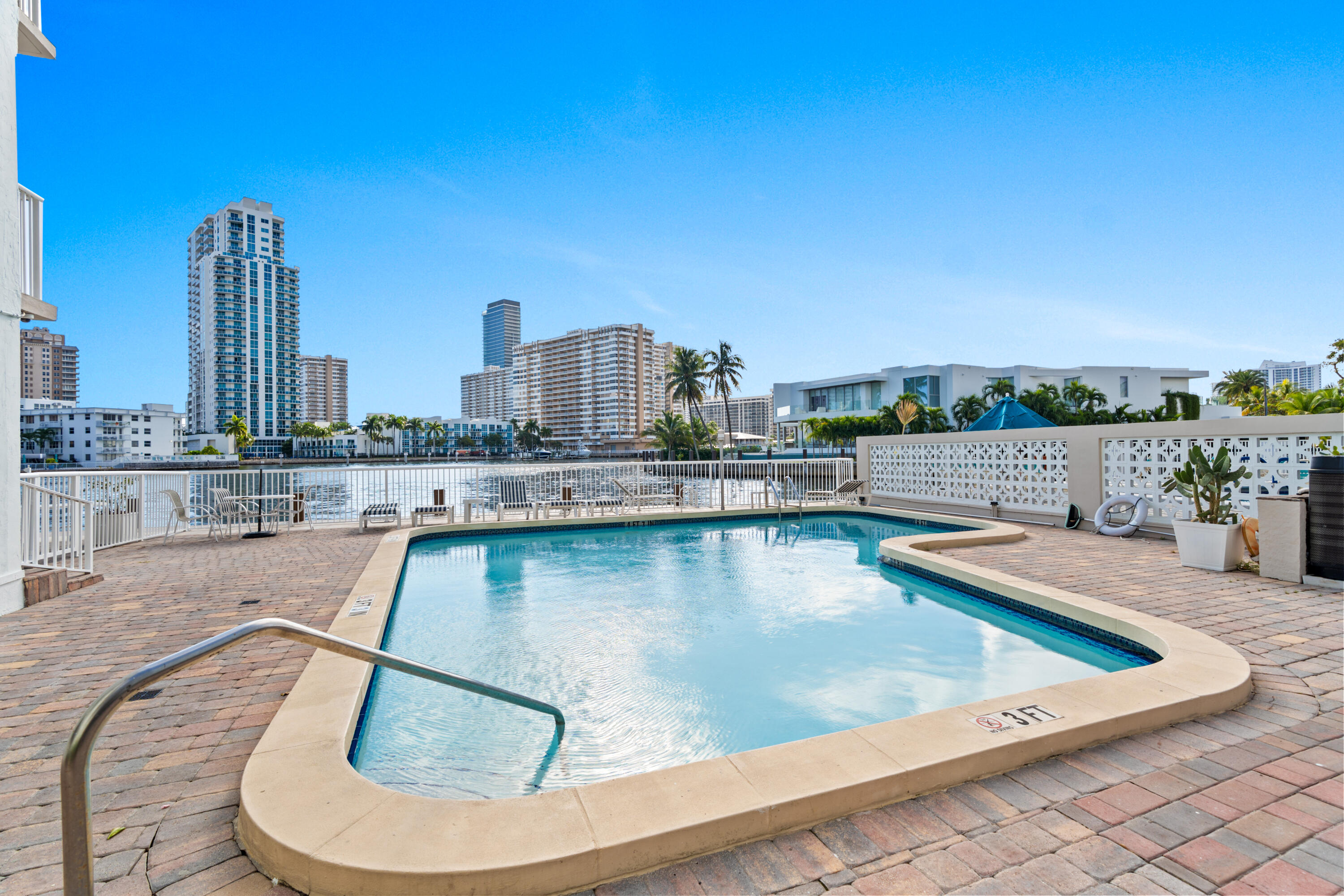 121 Golden Isles #Ph1, Hallandale Beach FL 33009