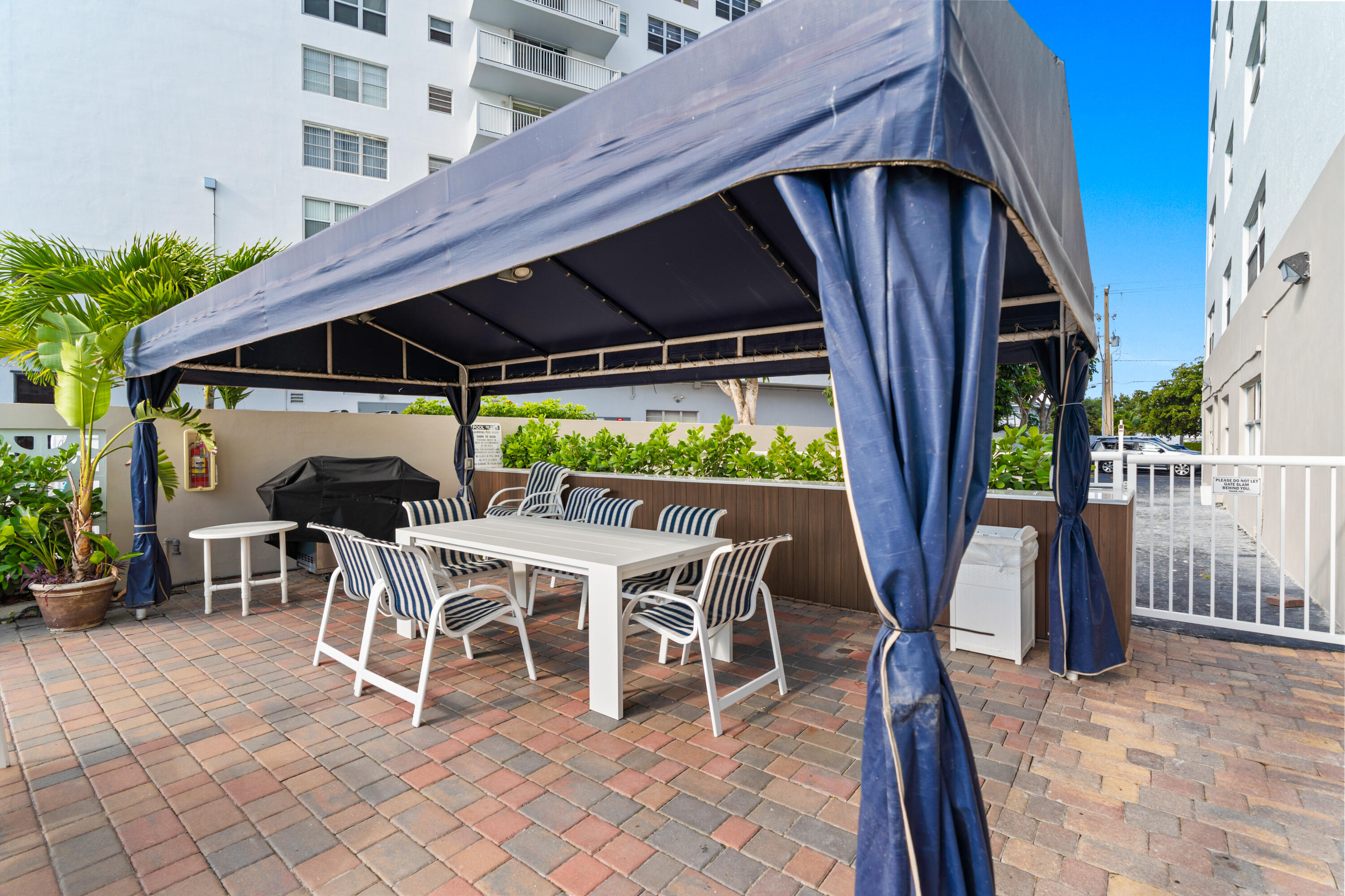 121 Golden Isles #Ph1, Hallandale Beach FL 33009