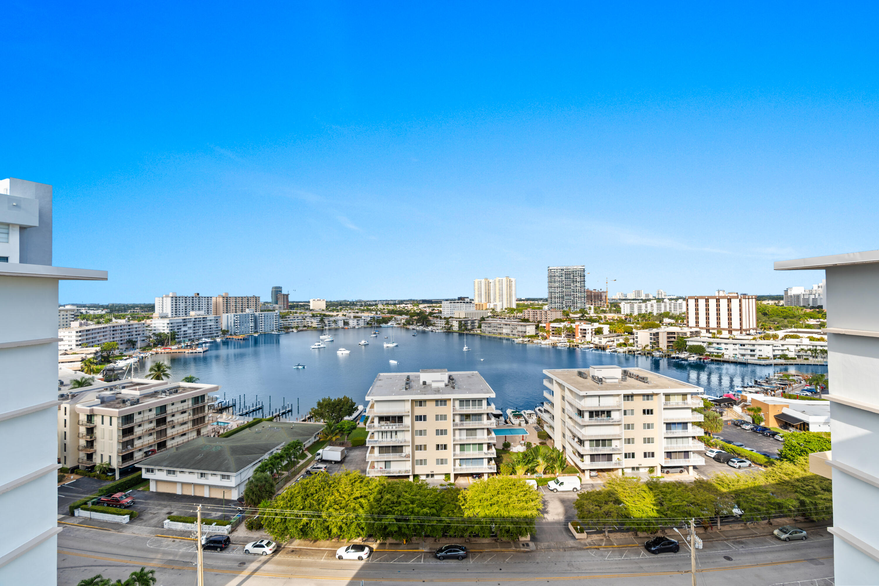 121 Golden Isles #Ph1, Hallandale Beach FL 33009