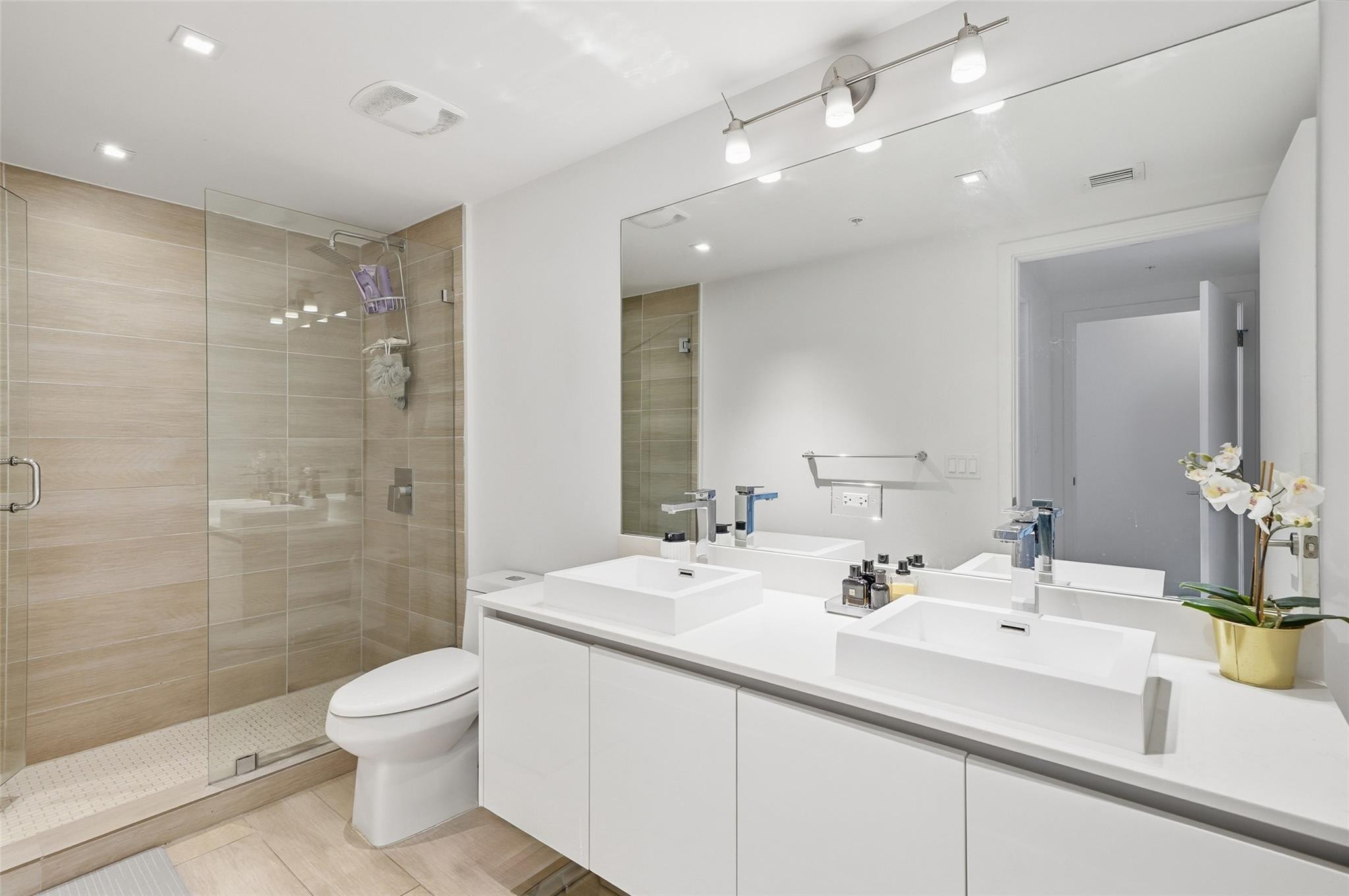 1600 SW 1st #510, Miami FL 33129