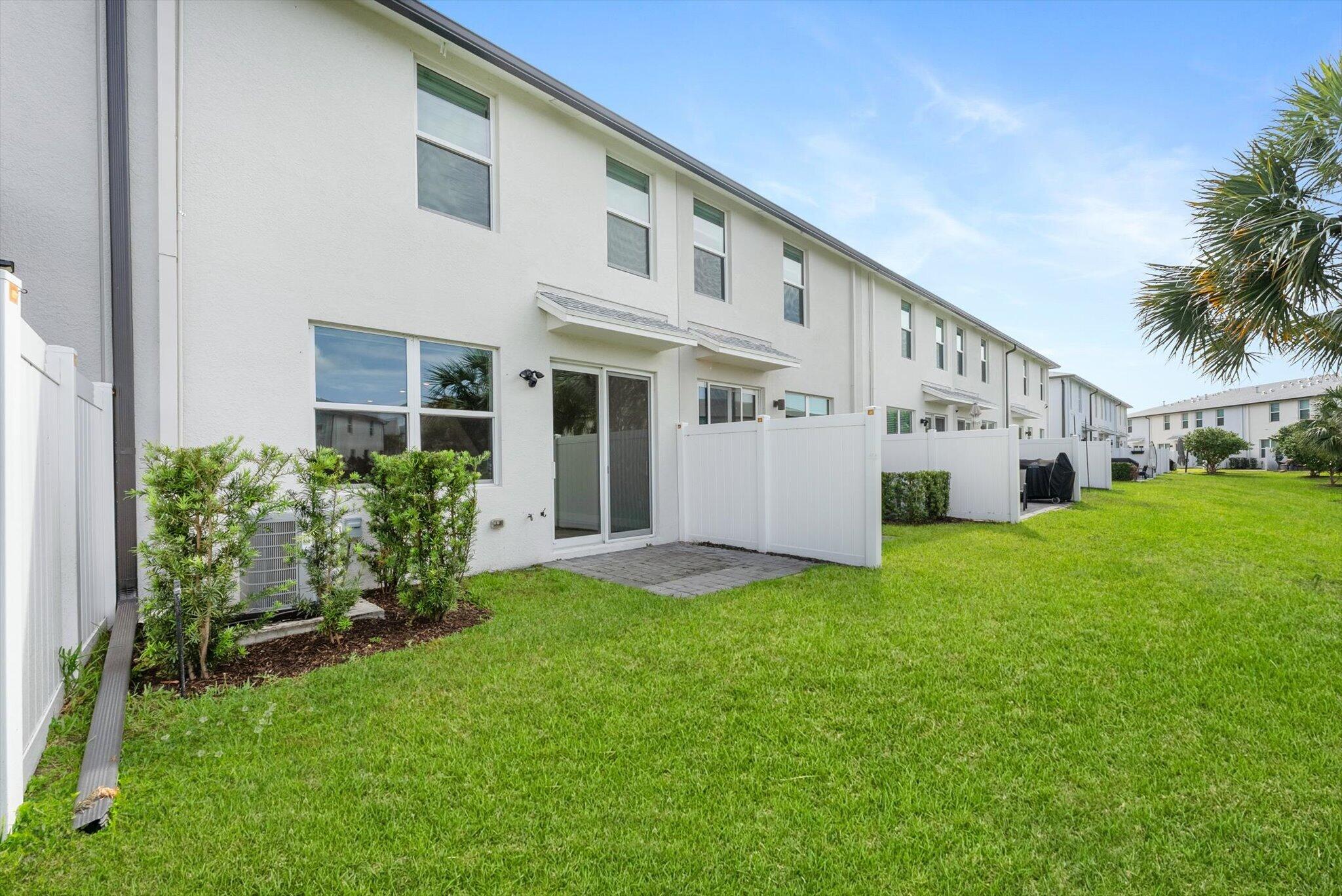 5661 Mentmore, Mangonia Park FL 33407