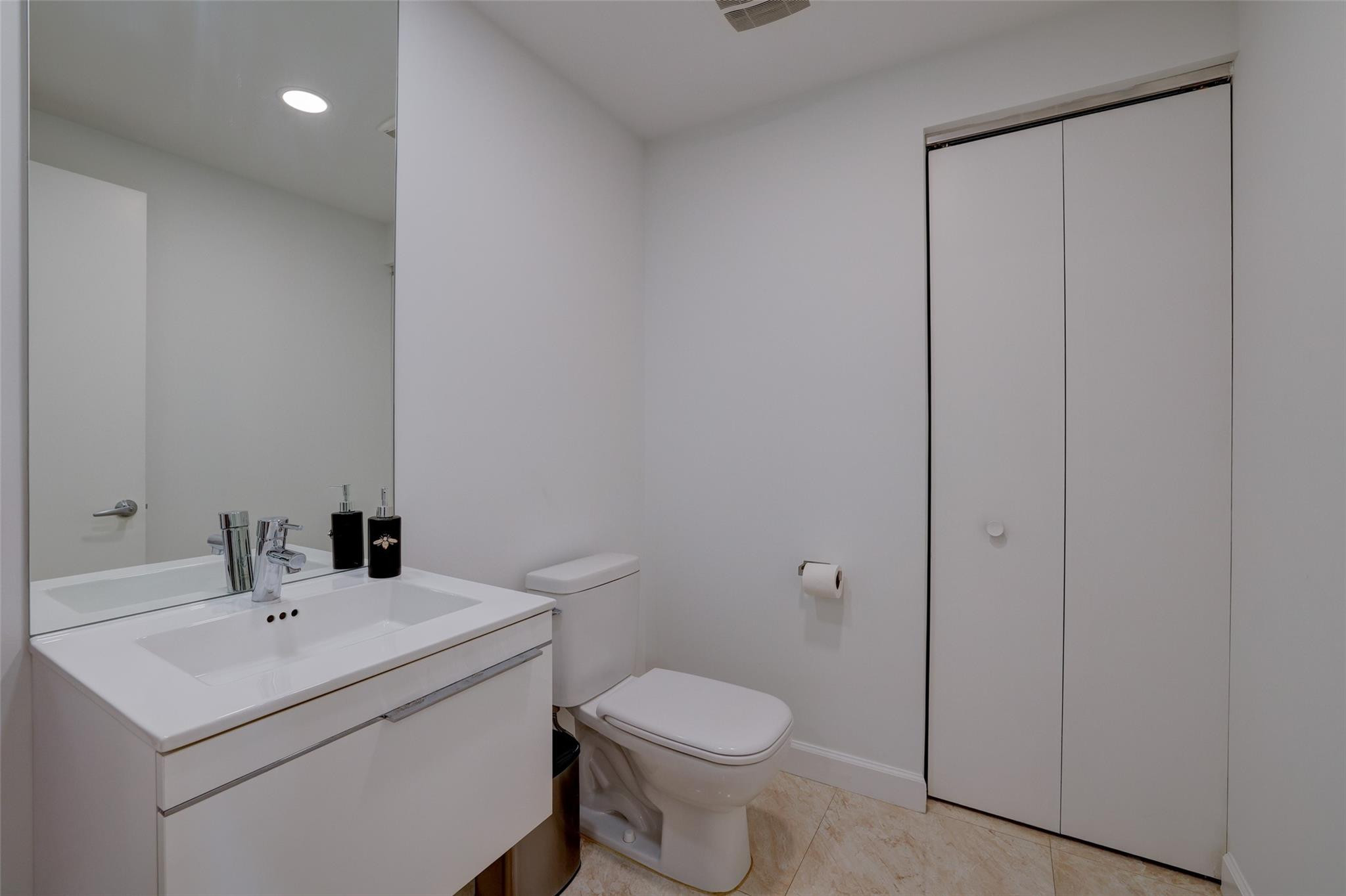 17301 Biscayne #406, North Miami Beach FL 33160