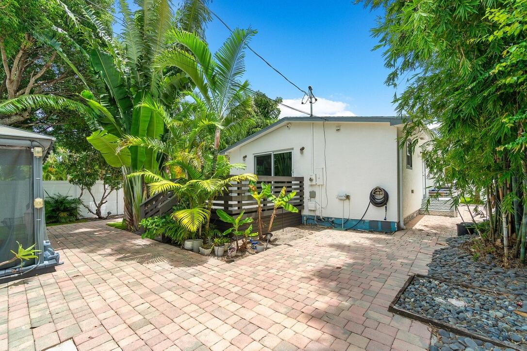 353 E Lakewood, West Palm Beach FL 33405