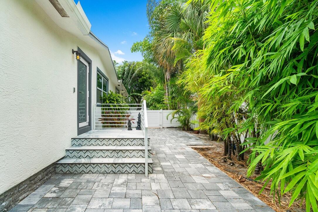 353 E Lakewood, West Palm Beach FL 33405