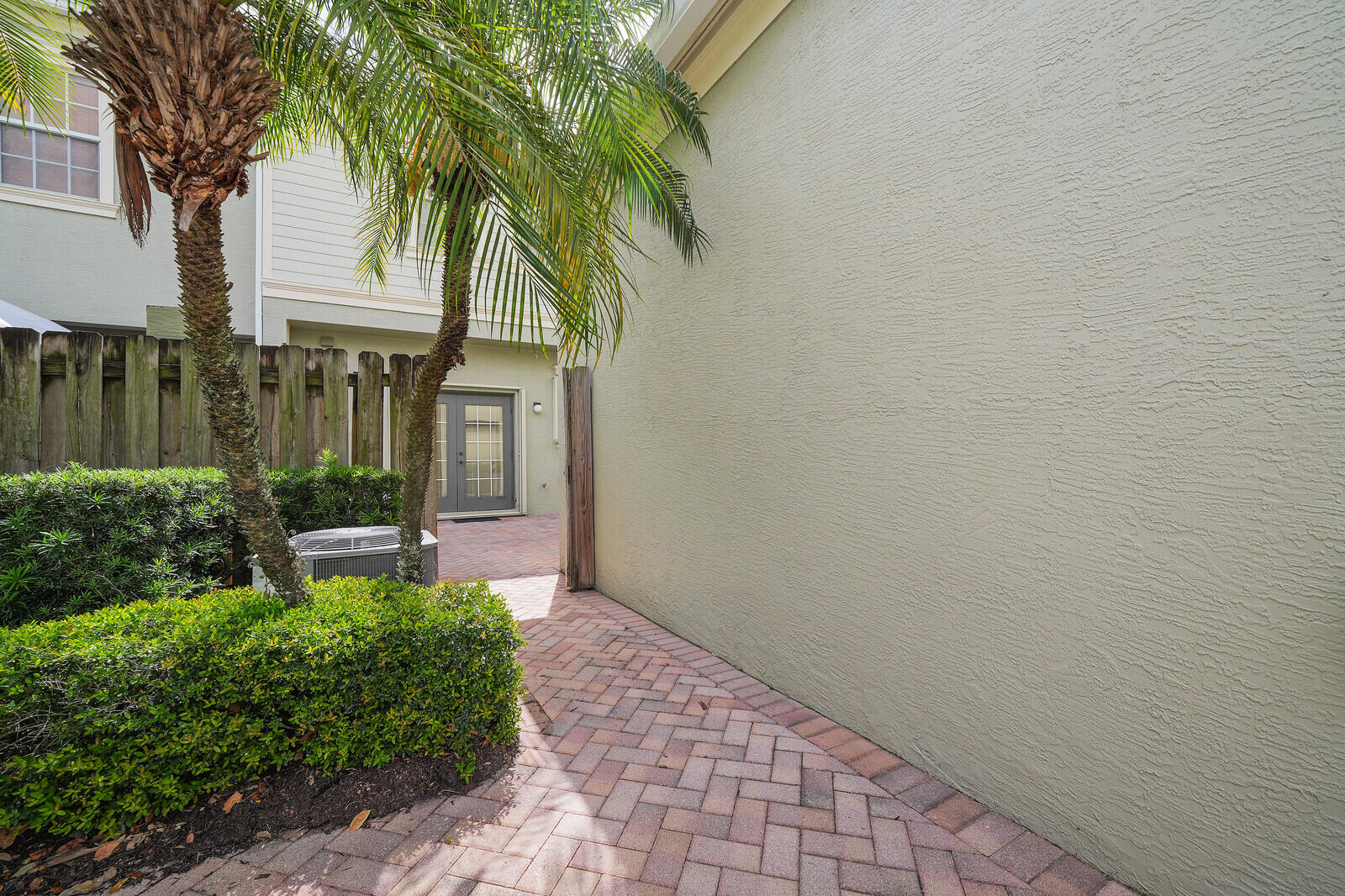 174 W Thatch Palm, Jupiter FL 33458