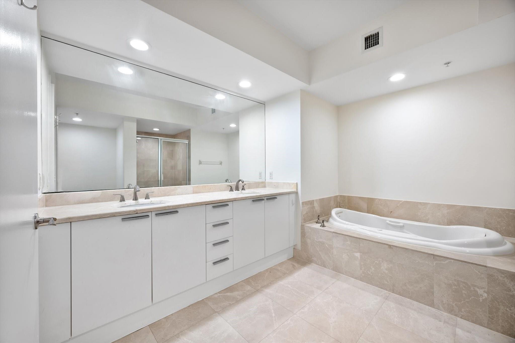 15051 Royal Oaks #2106, North Miami FL 33181