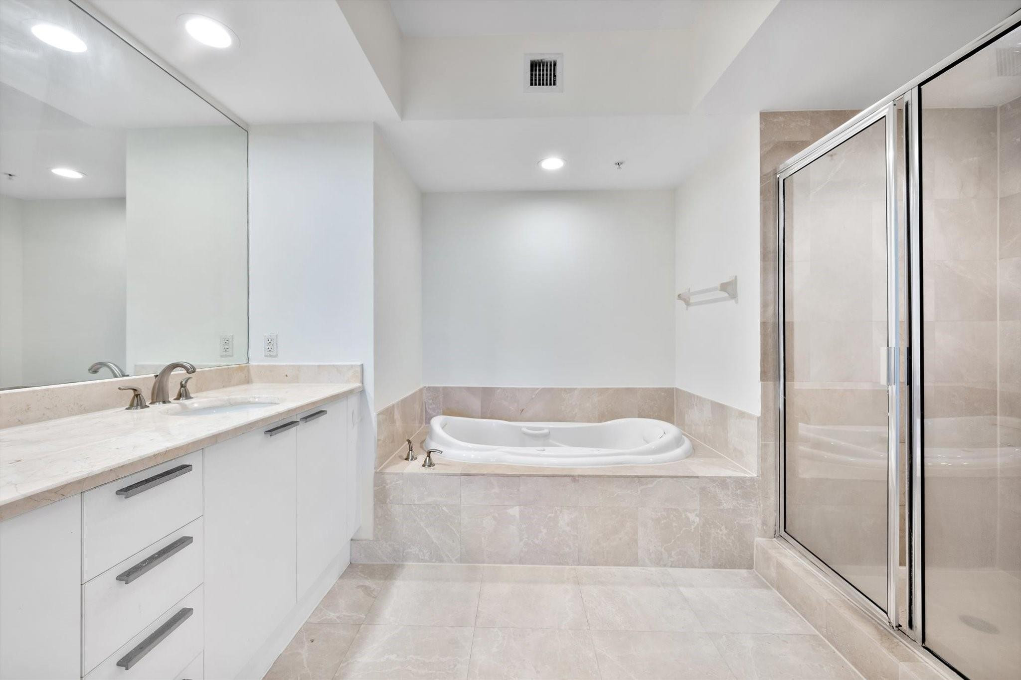 15051 Royal Oaks #2106, North Miami FL 33181