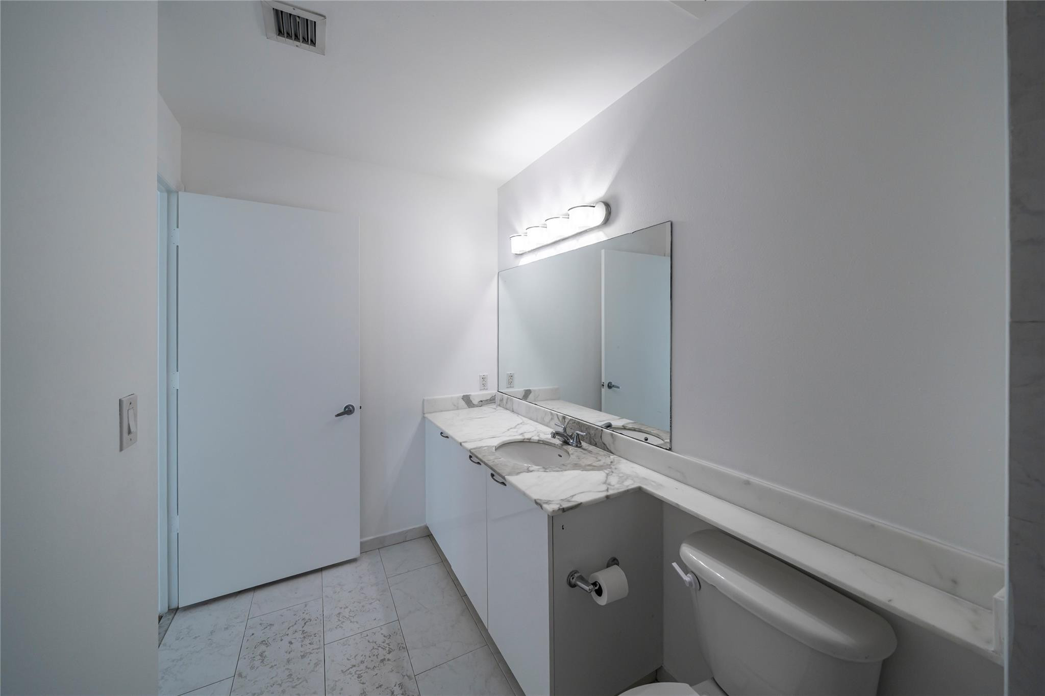 234 NE 3rd #2007, Miami FL 33132
