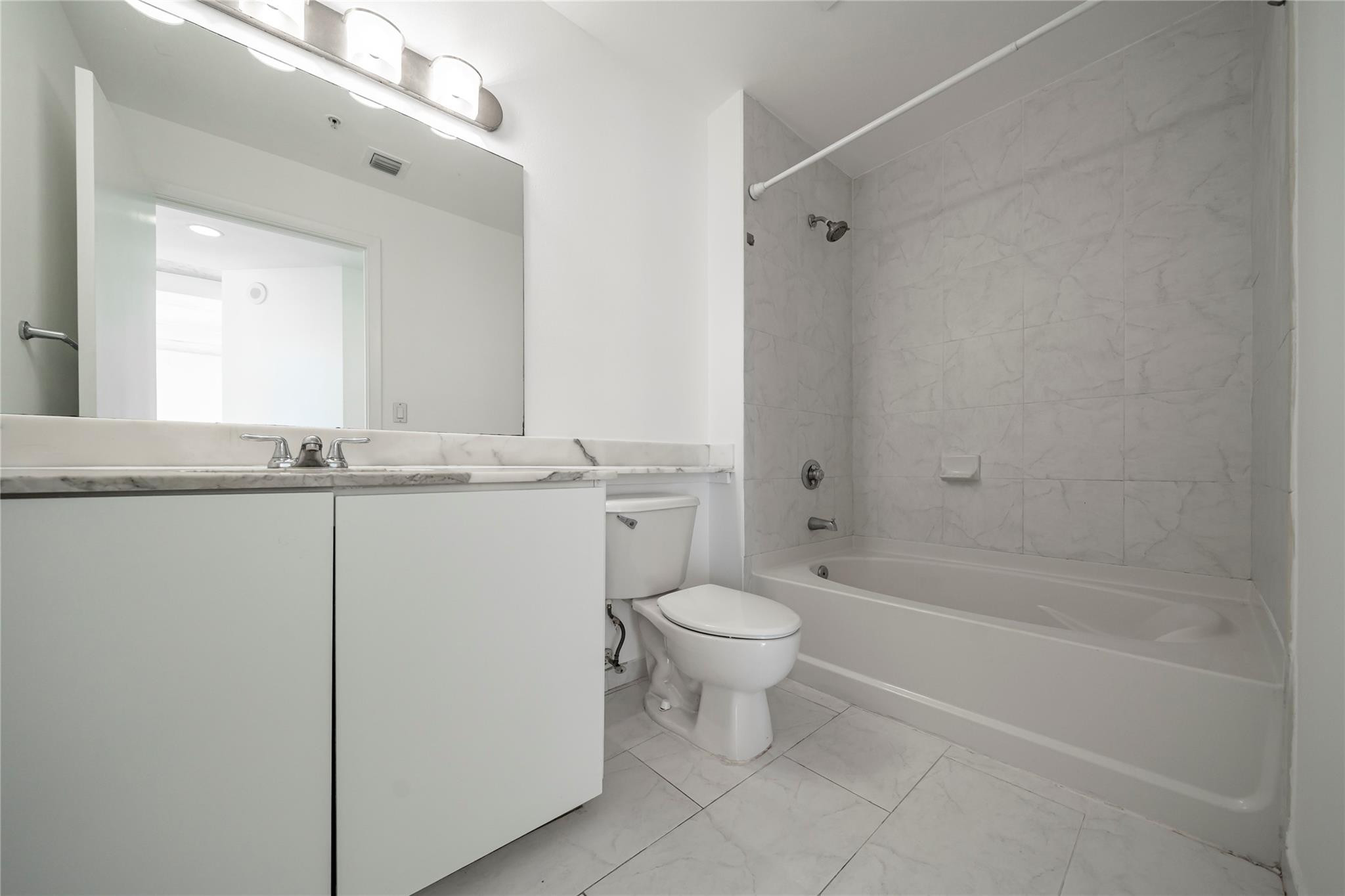 234 NE 3rd #2007, Miami FL 33132