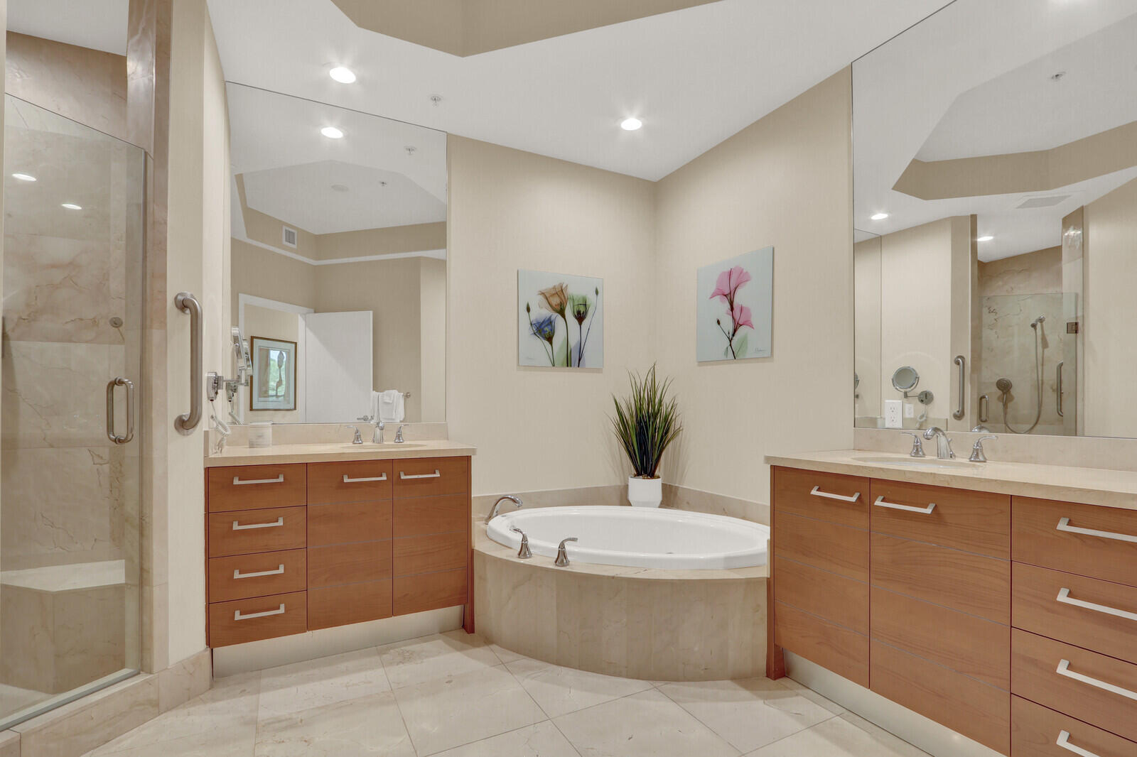 3610 Gardens #202a, Palm Beach Gardens FL 33410