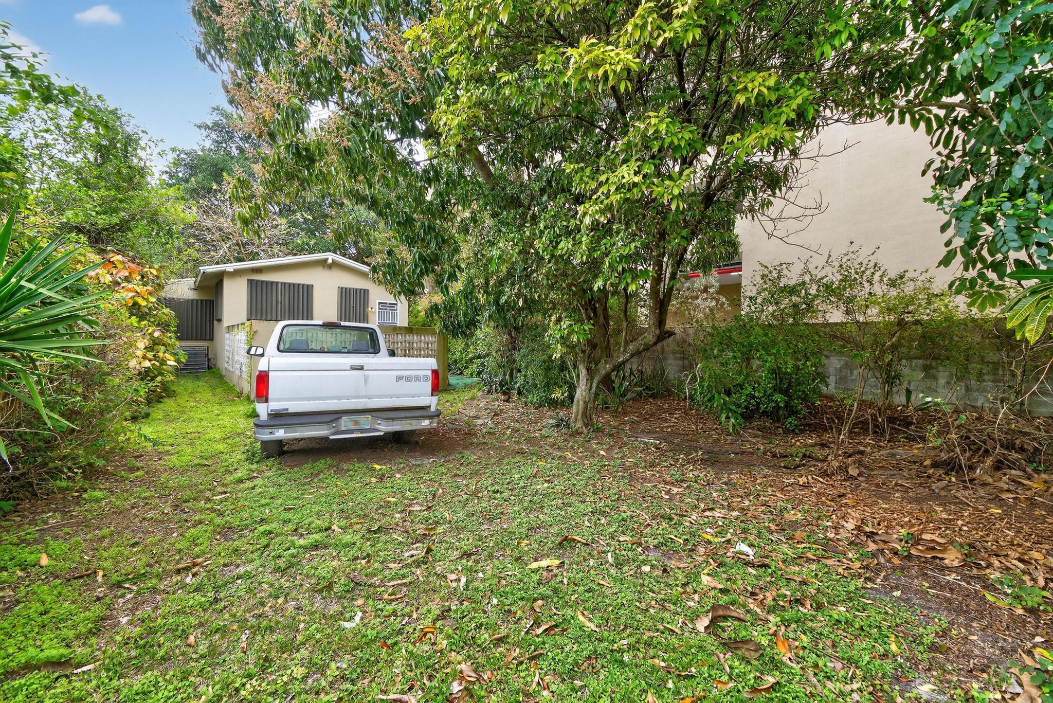 975 SW 37th, Miami FL 33135