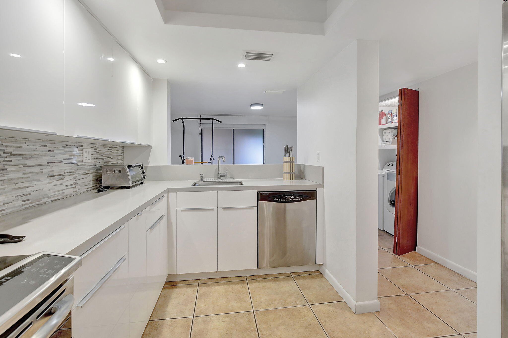 141 SW 96th #302, Plantation FL 33324