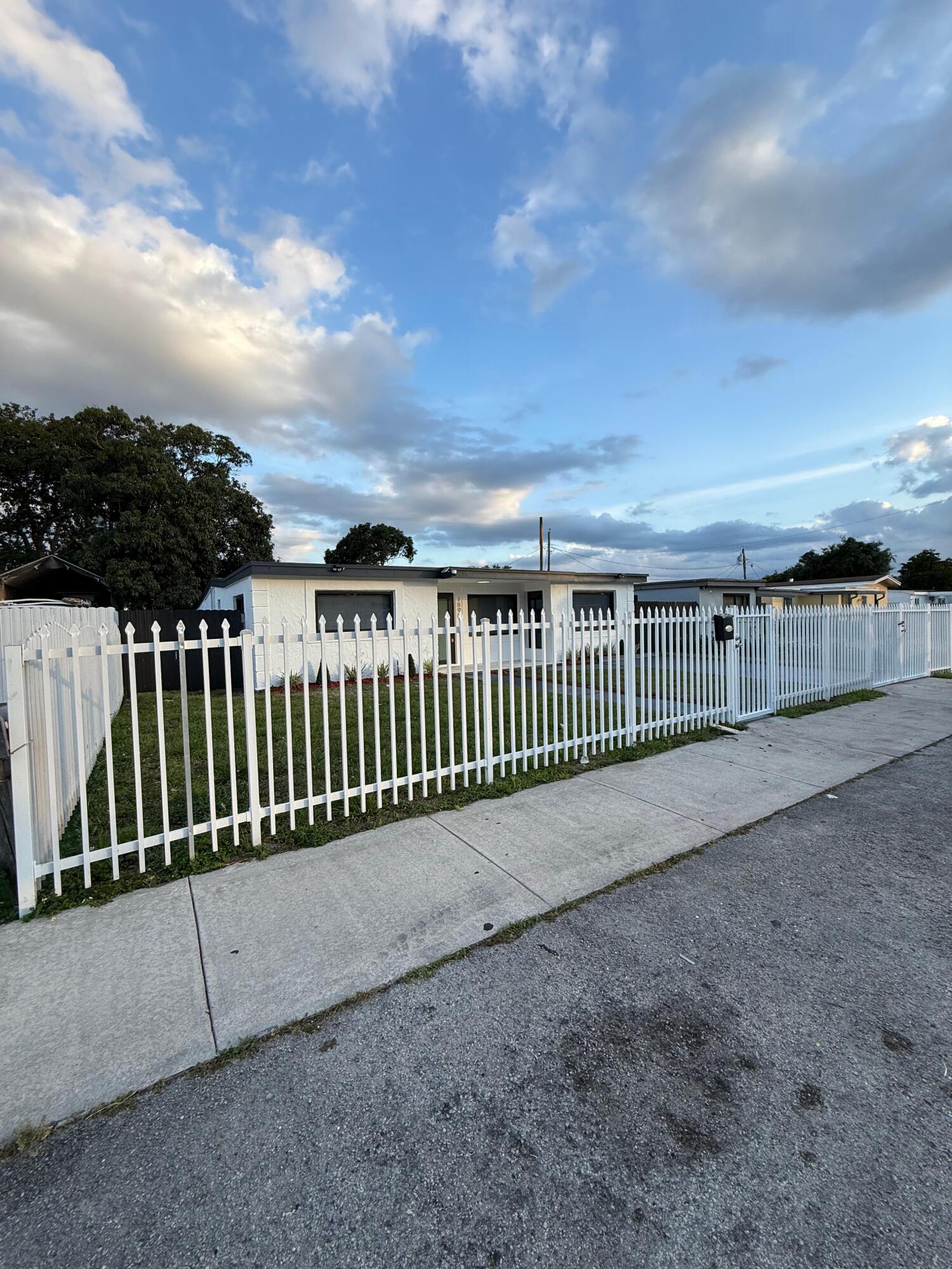 1890 Rutland, Opa Locka FL 33054
