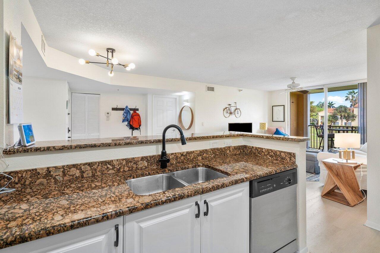 157 Yacht Club #206, Hypoluxo FL 33462