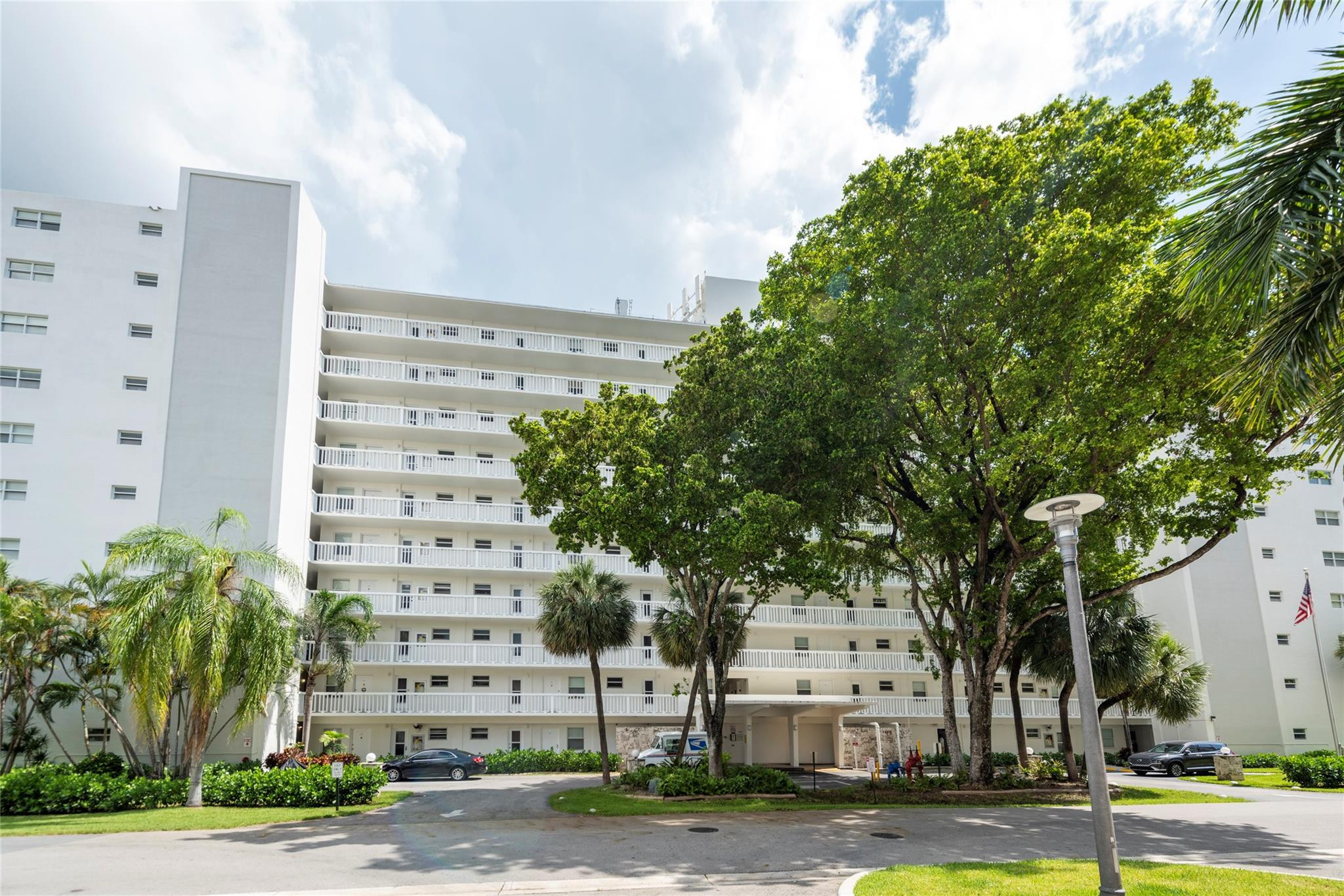 2555 NE 11th #302, Fort Lauderdale FL 33304