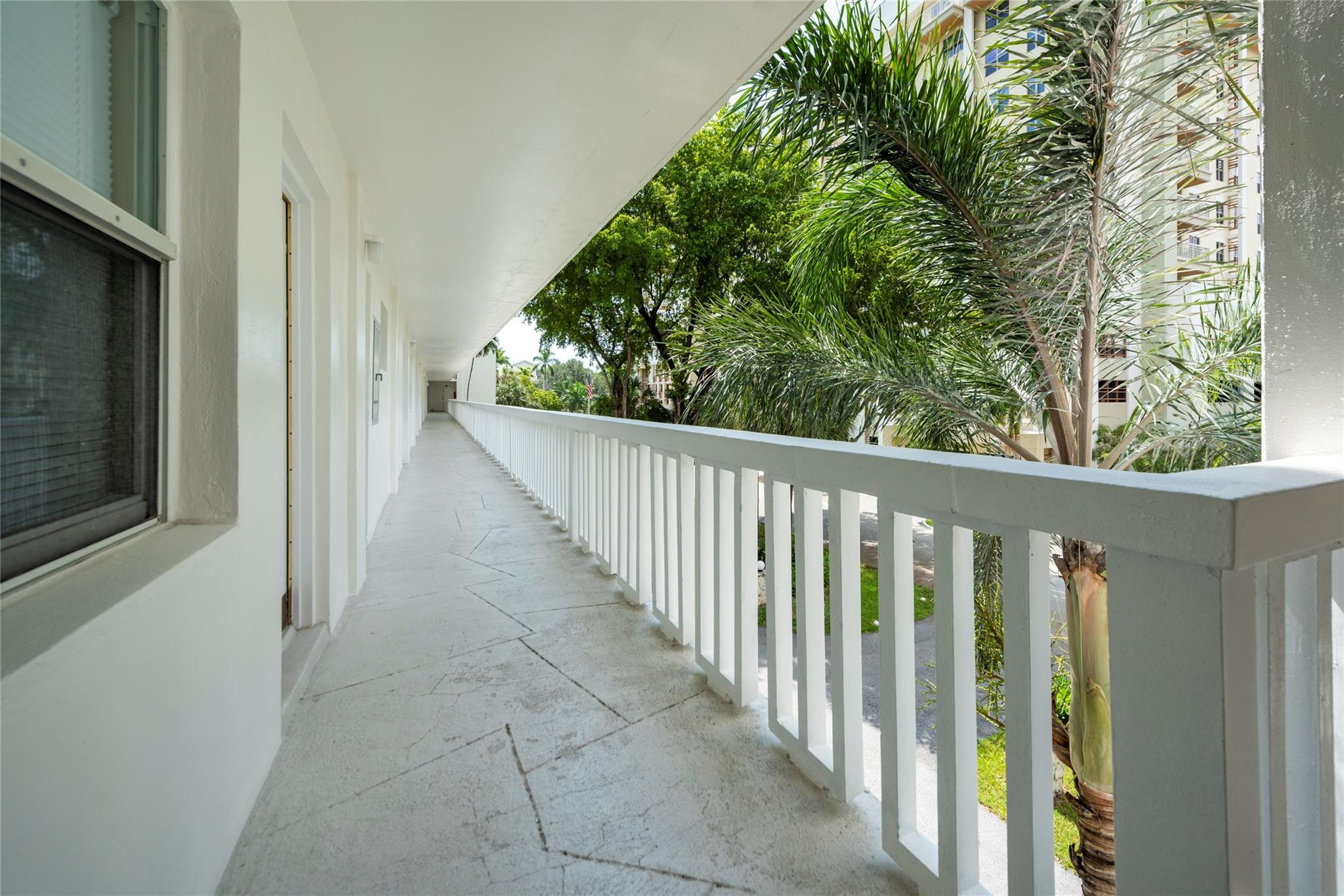2555 NE 11th #302, Fort Lauderdale FL 33304