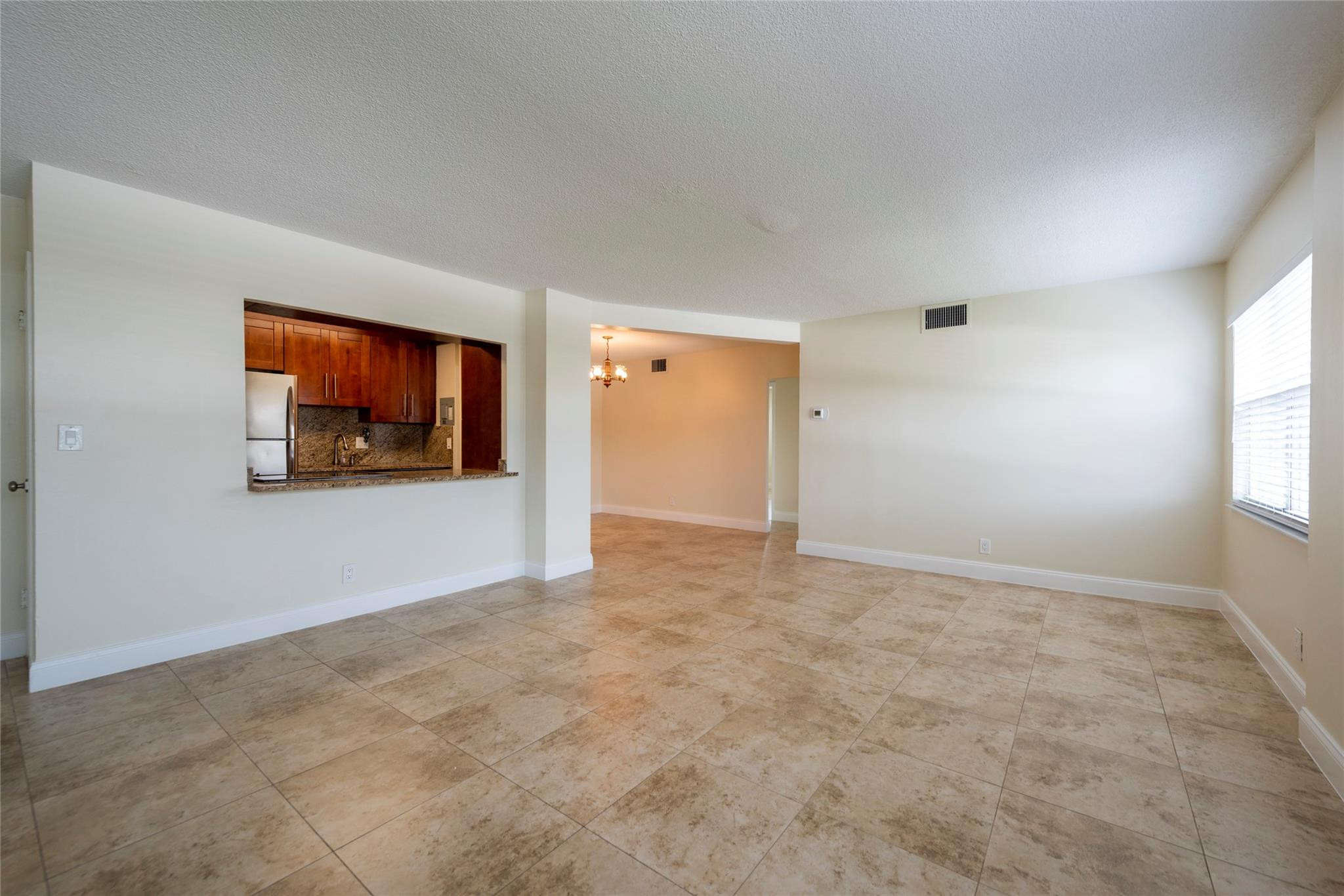 2555 NE 11th #302, Fort Lauderdale FL 33304