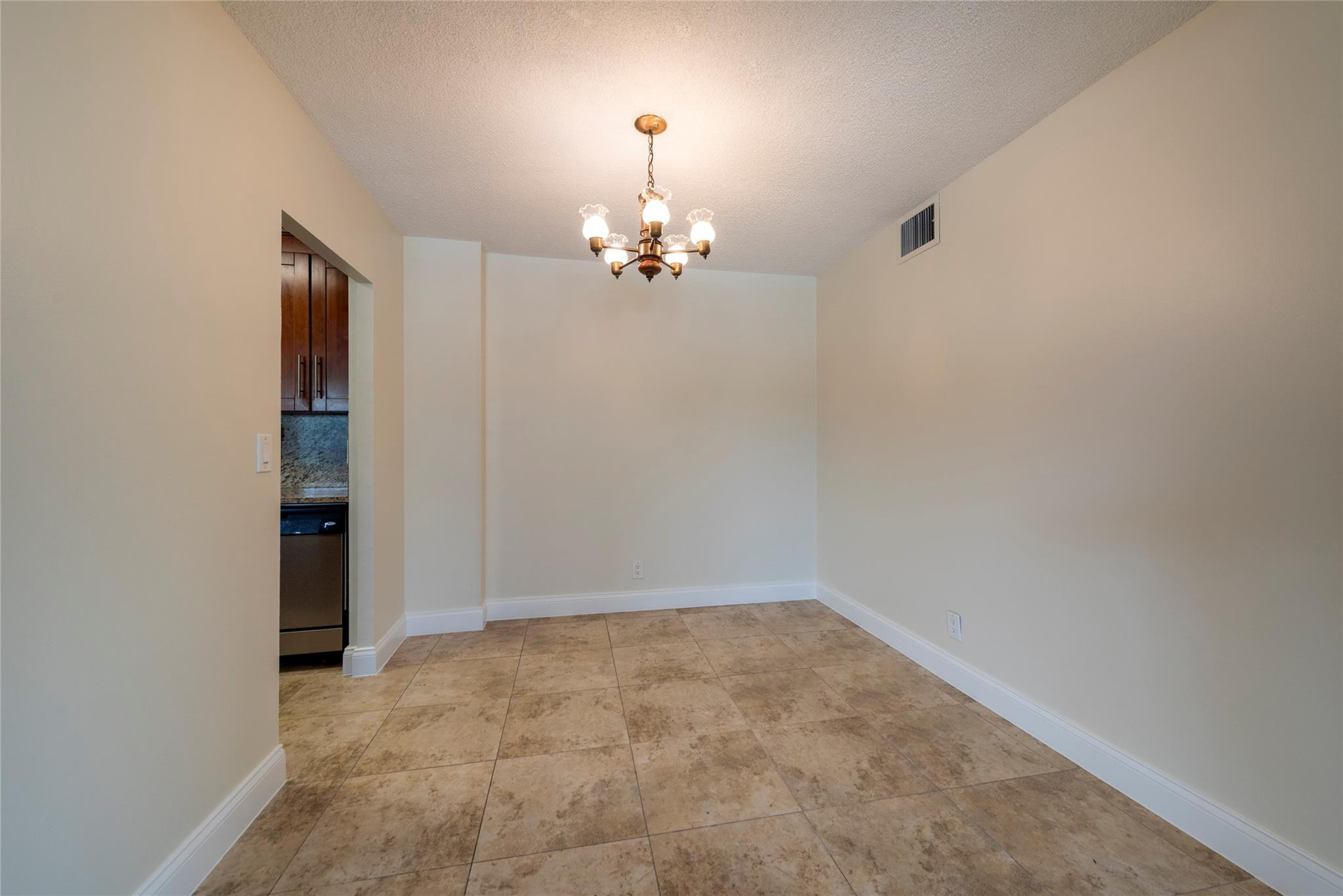 2555 NE 11th #302, Fort Lauderdale FL 33304