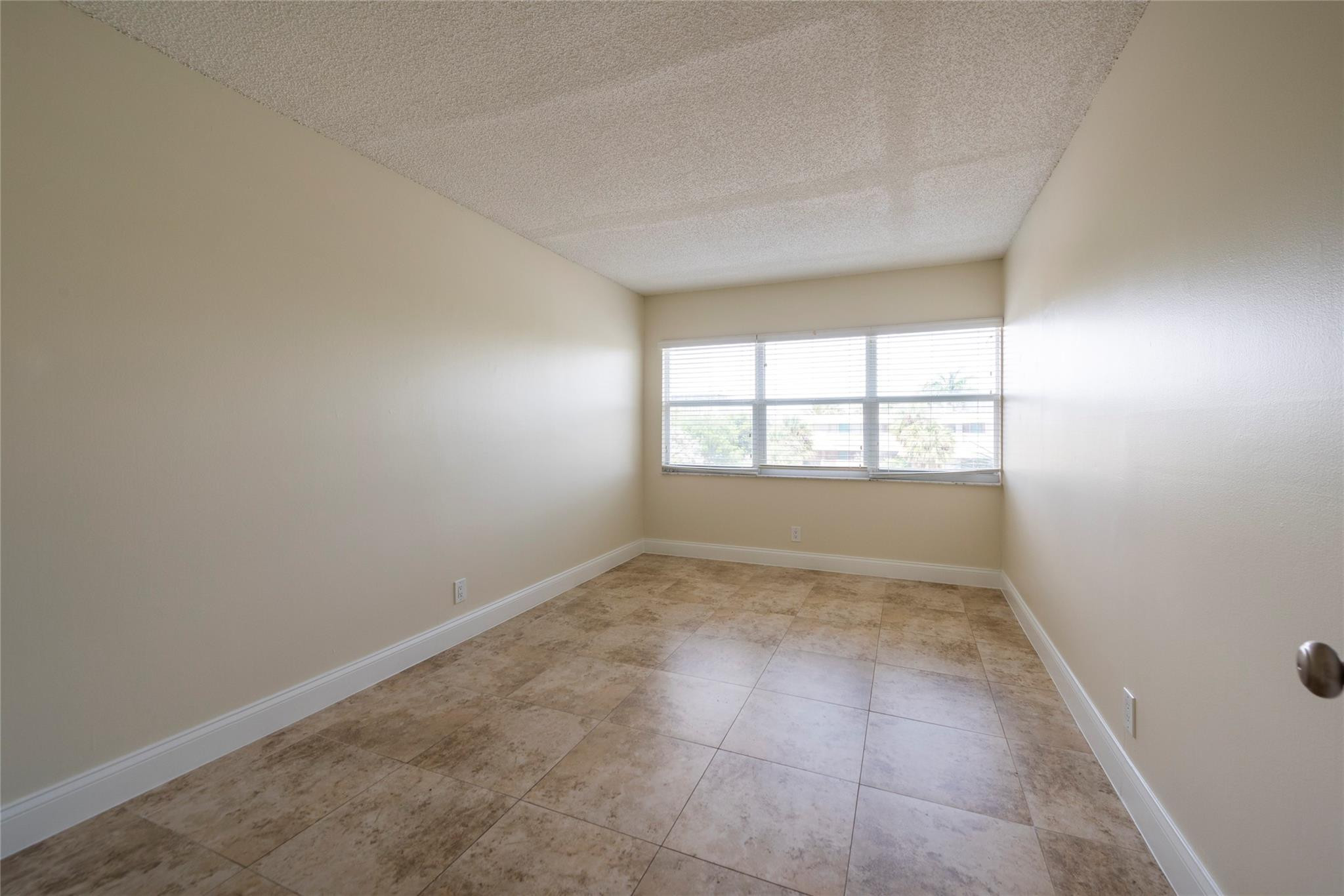 2555 NE 11th #302, Fort Lauderdale FL 33304