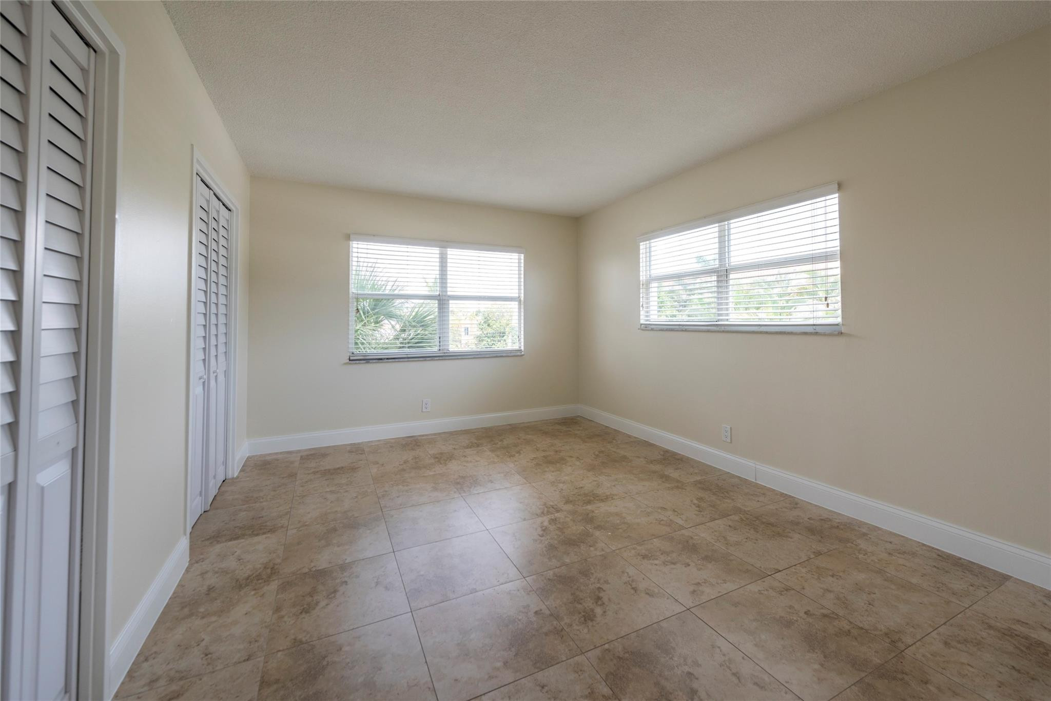 2555 NE 11th #302, Fort Lauderdale FL 33304