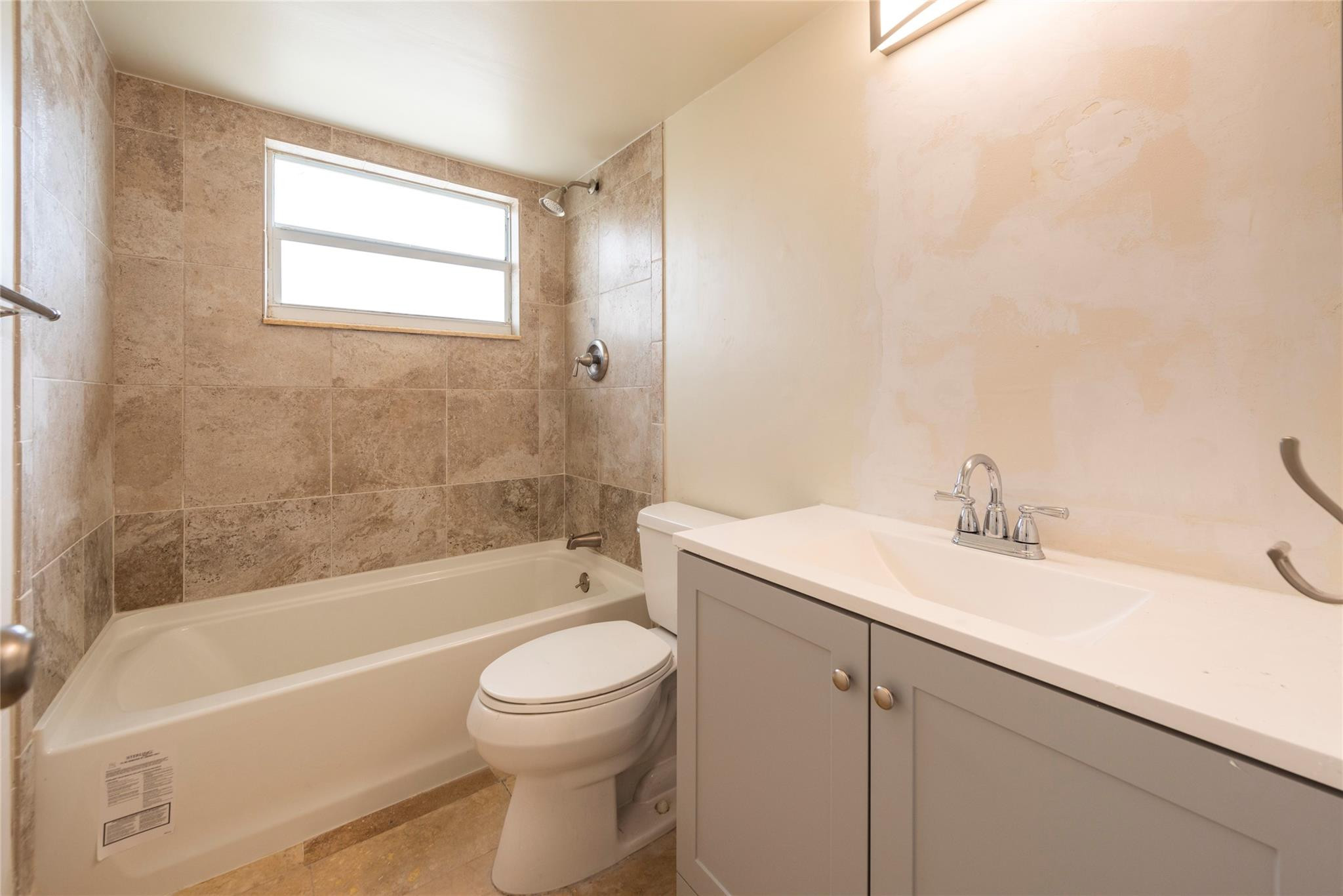 2555 NE 11th #302, Fort Lauderdale FL 33304