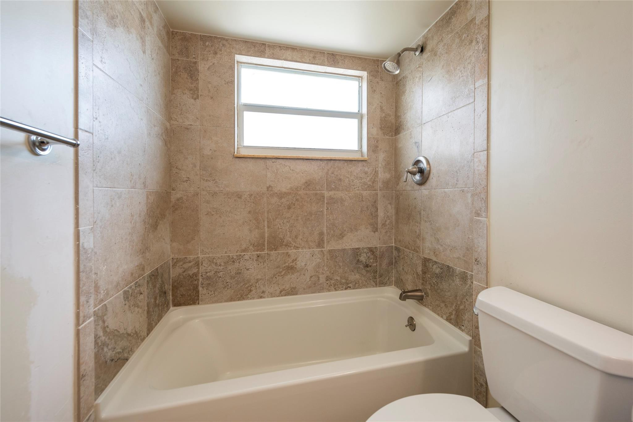 2555 NE 11th #302, Fort Lauderdale FL 33304