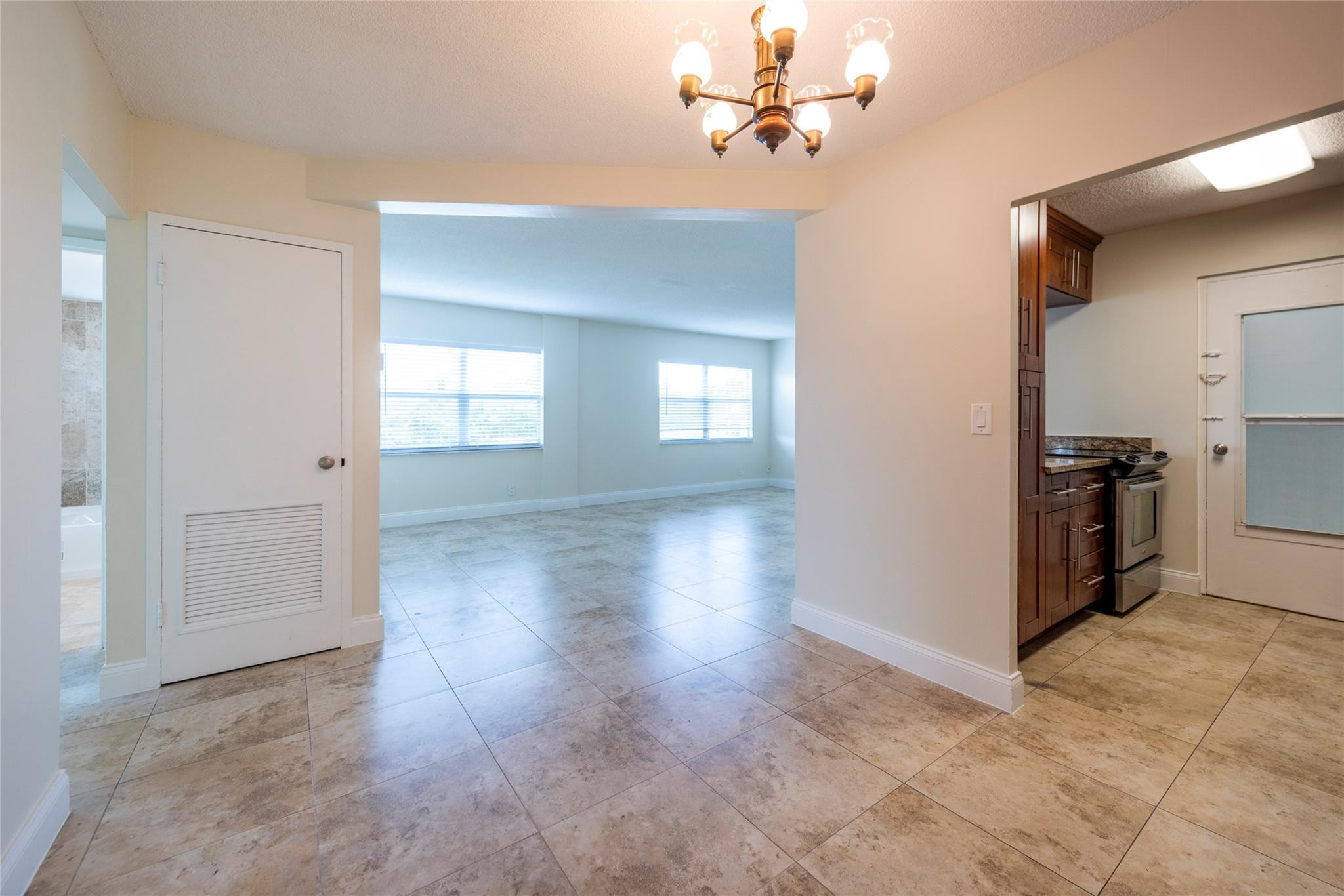 2555 NE 11th #302, Fort Lauderdale FL 33304