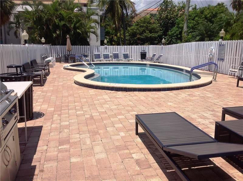 2555 NE 11th #302, Fort Lauderdale FL 33304