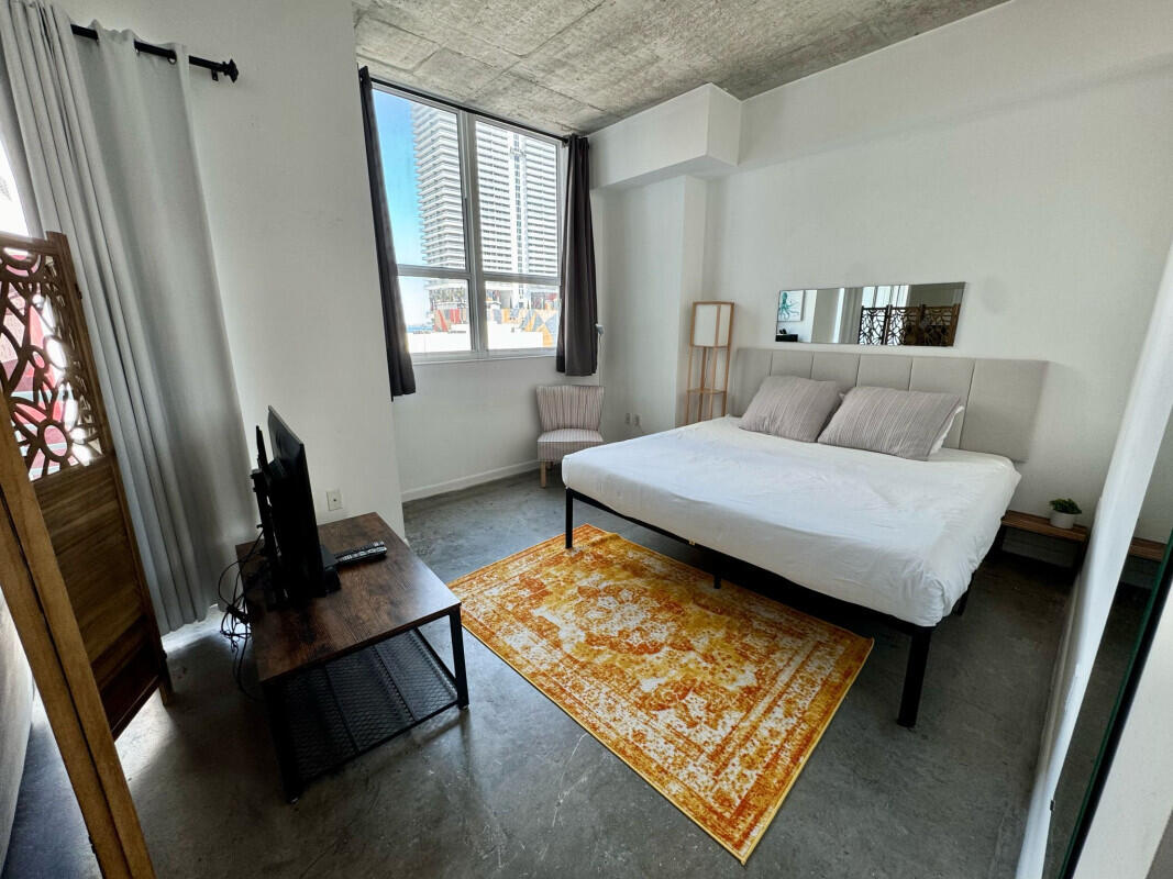 133 NE 2nd #810, Miami FL 33132