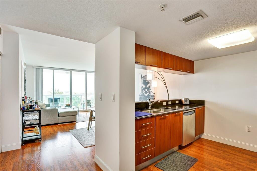 1800 N Bayshore #1610, Miami FL 33132
