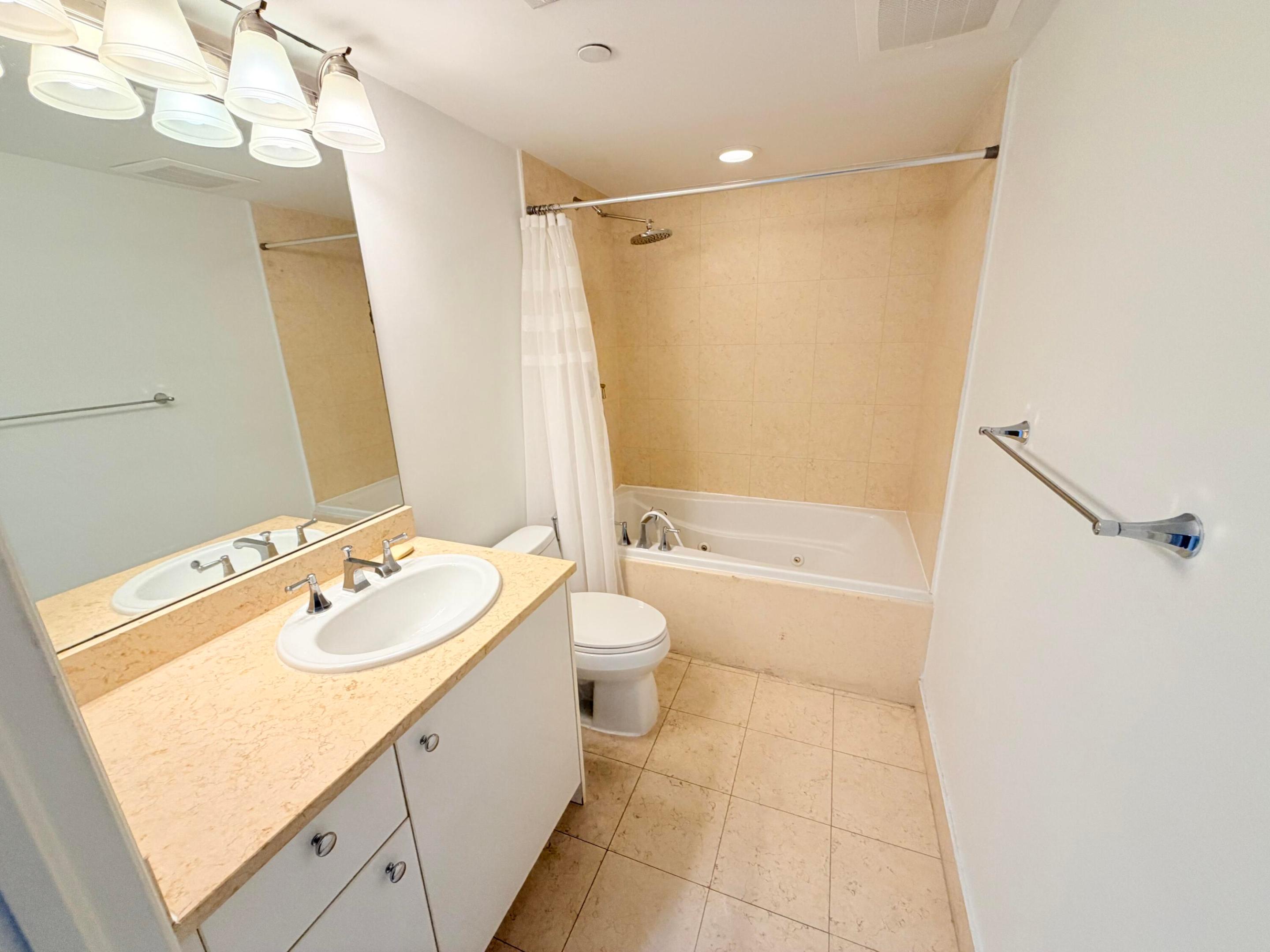 19900 E Country Club #210, Aventura FL 33180