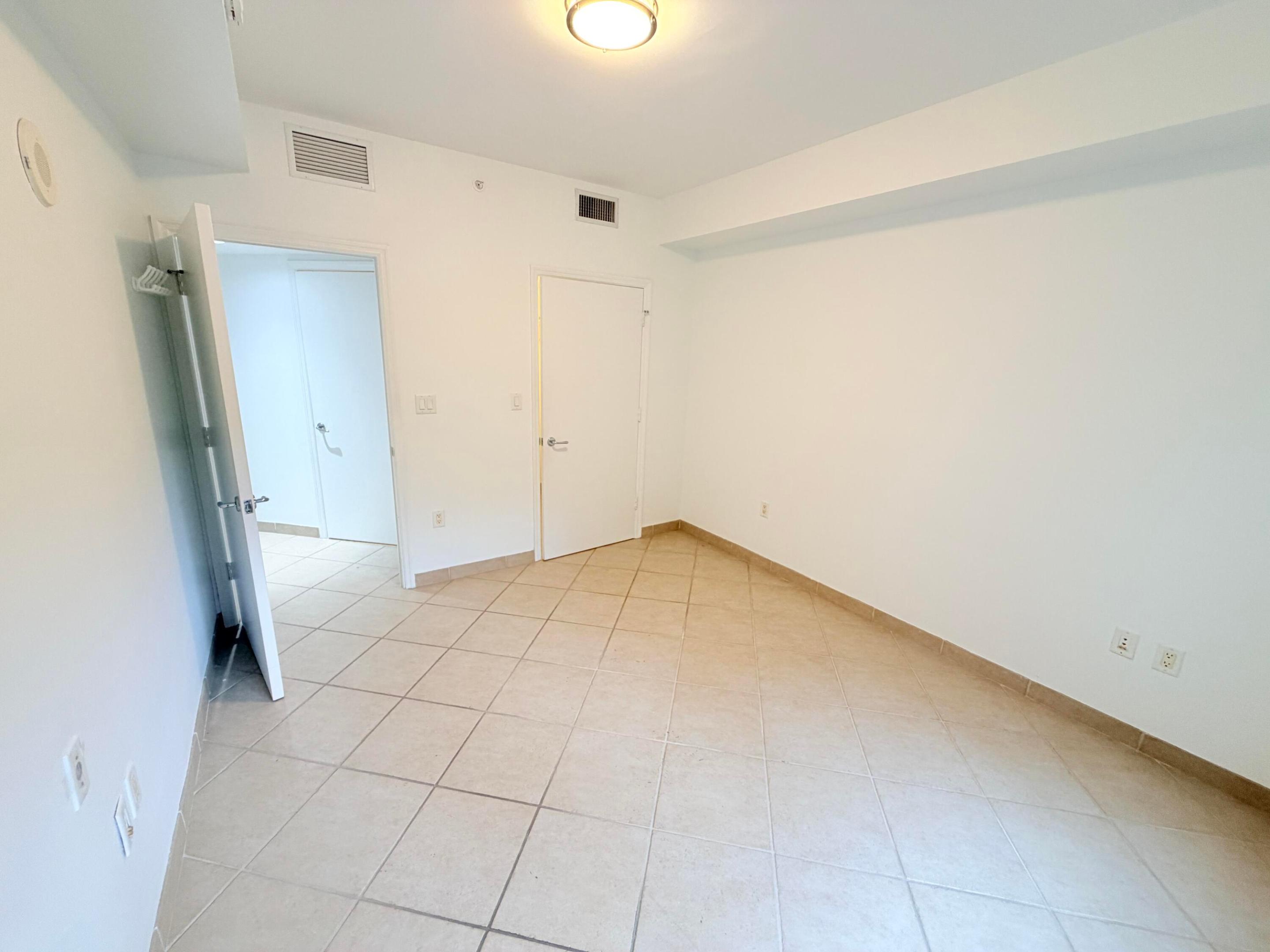 19900 E Country Club #210, Aventura FL 33180