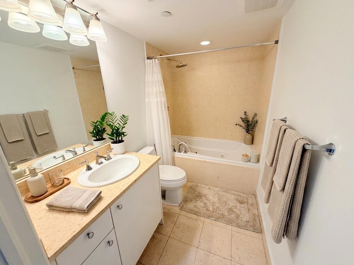 19900 E Country Club #210, Aventura FL 33180