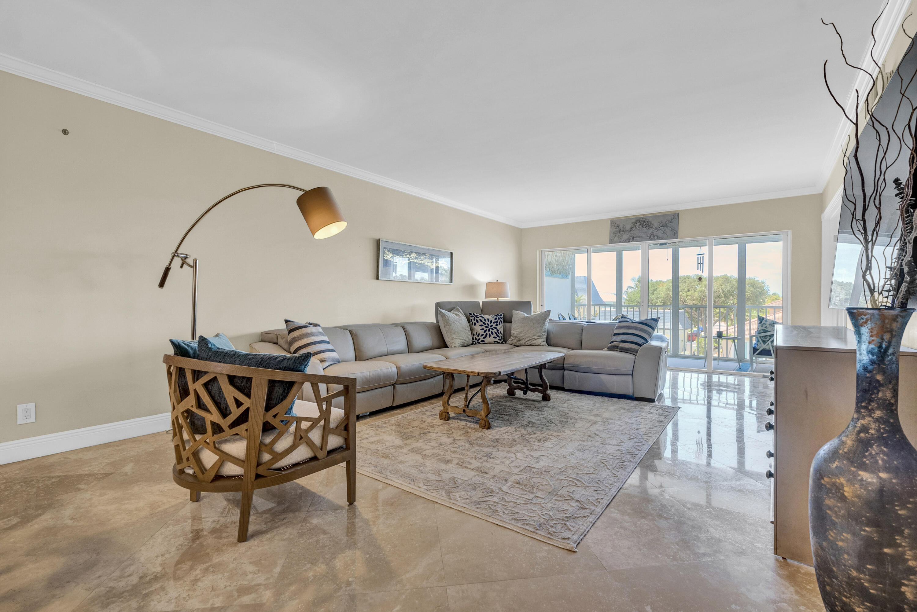 3050 NE 48th #305, Lighthouse Point FL 33064