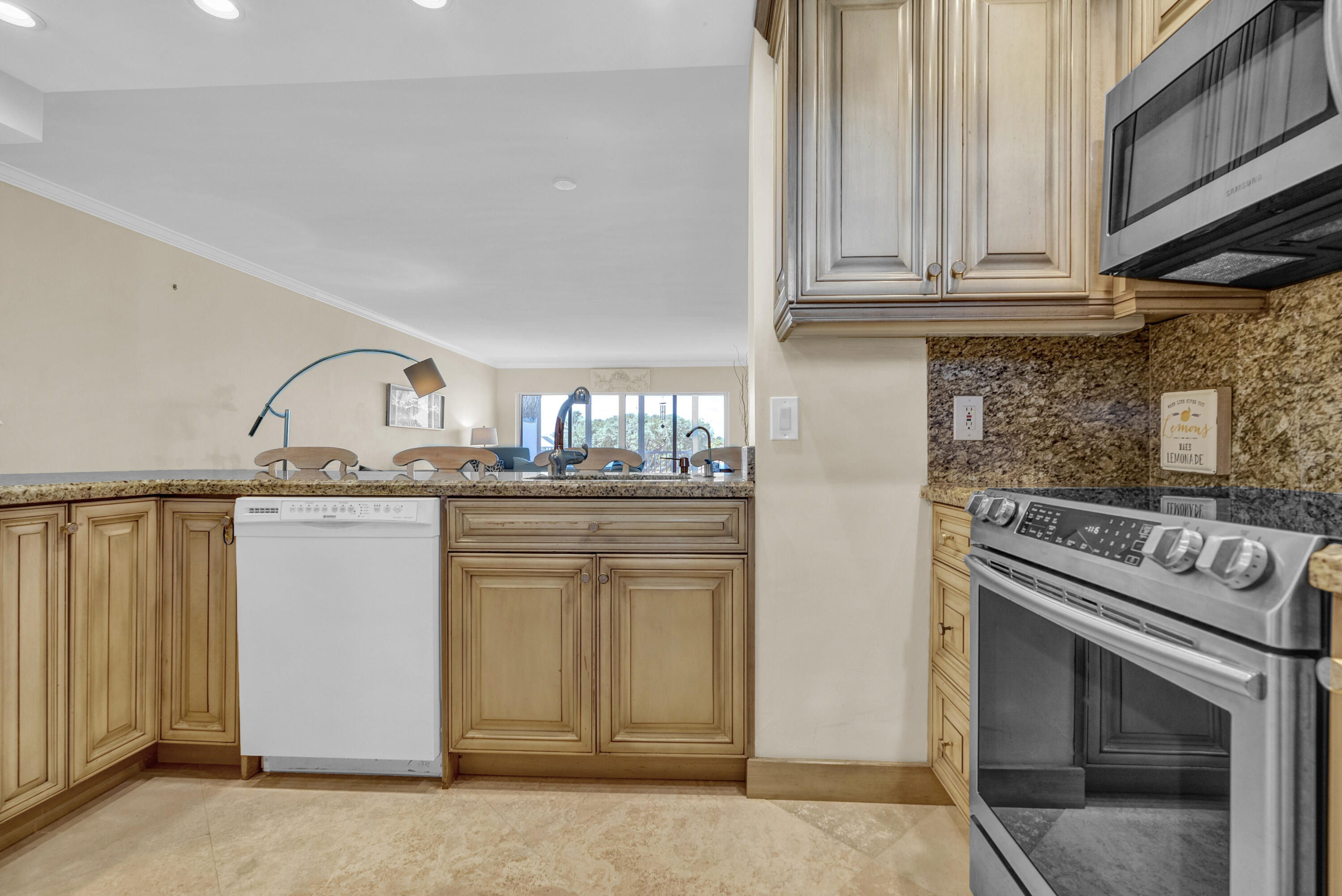 3050 NE 48th #305, Lighthouse Point FL 33064
