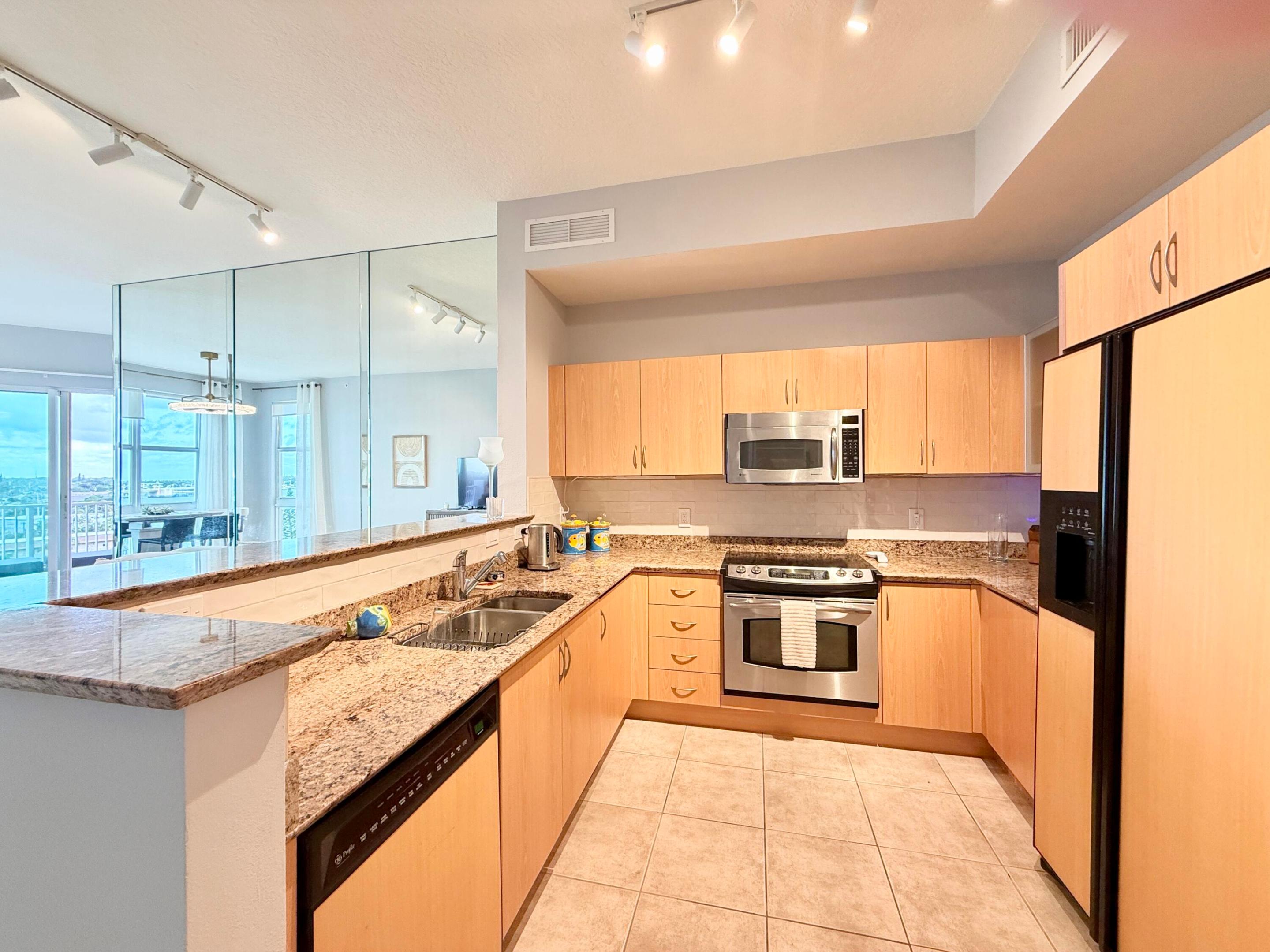 804 E Windward #Ph15, Lantana FL 33462