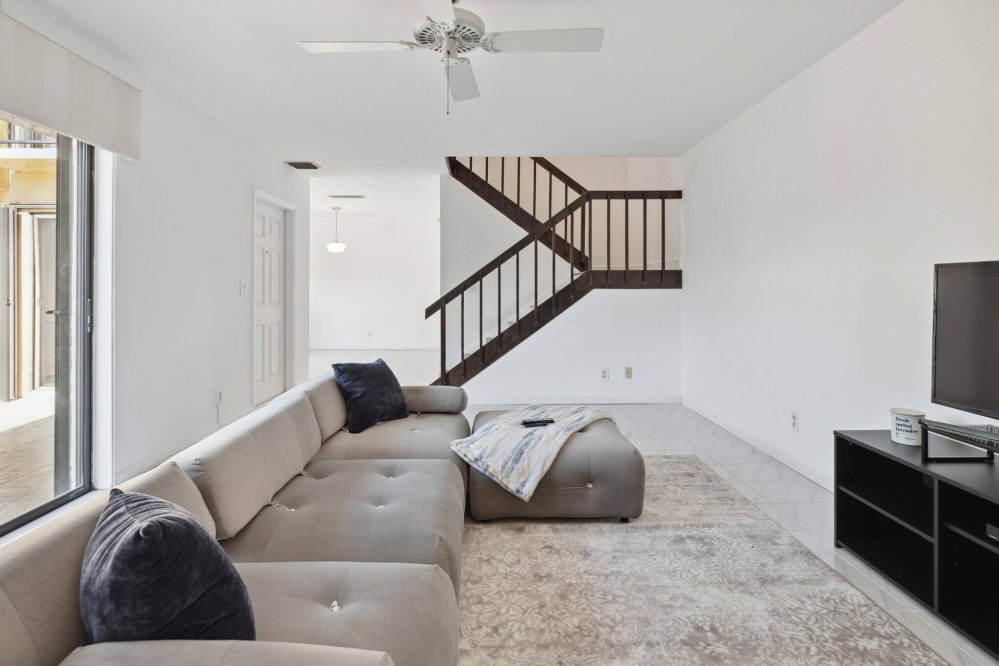 564 Springdale, Palm Springs FL 33461