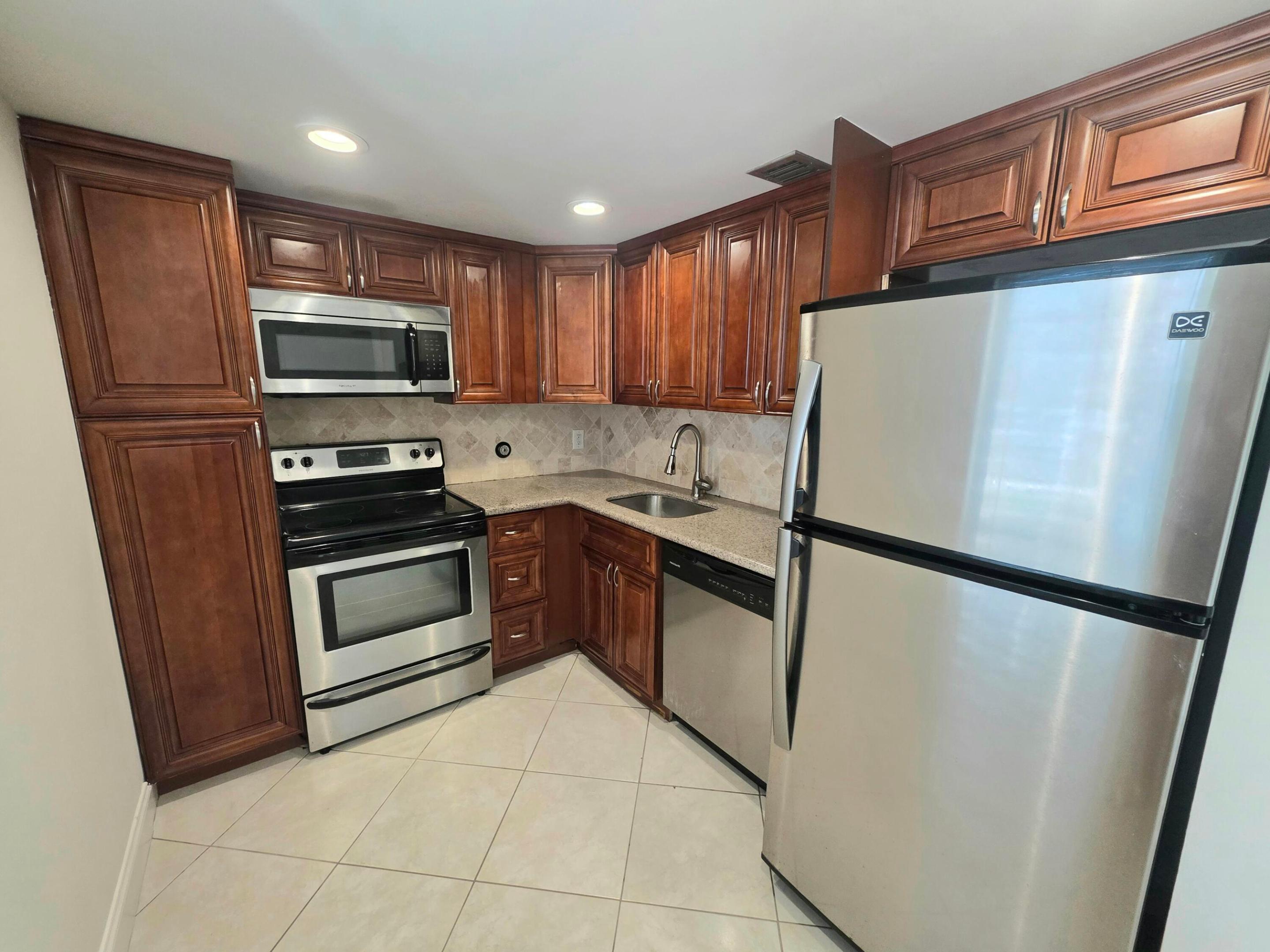 3100 NE 48th #113, Lighthouse Point FL 33064