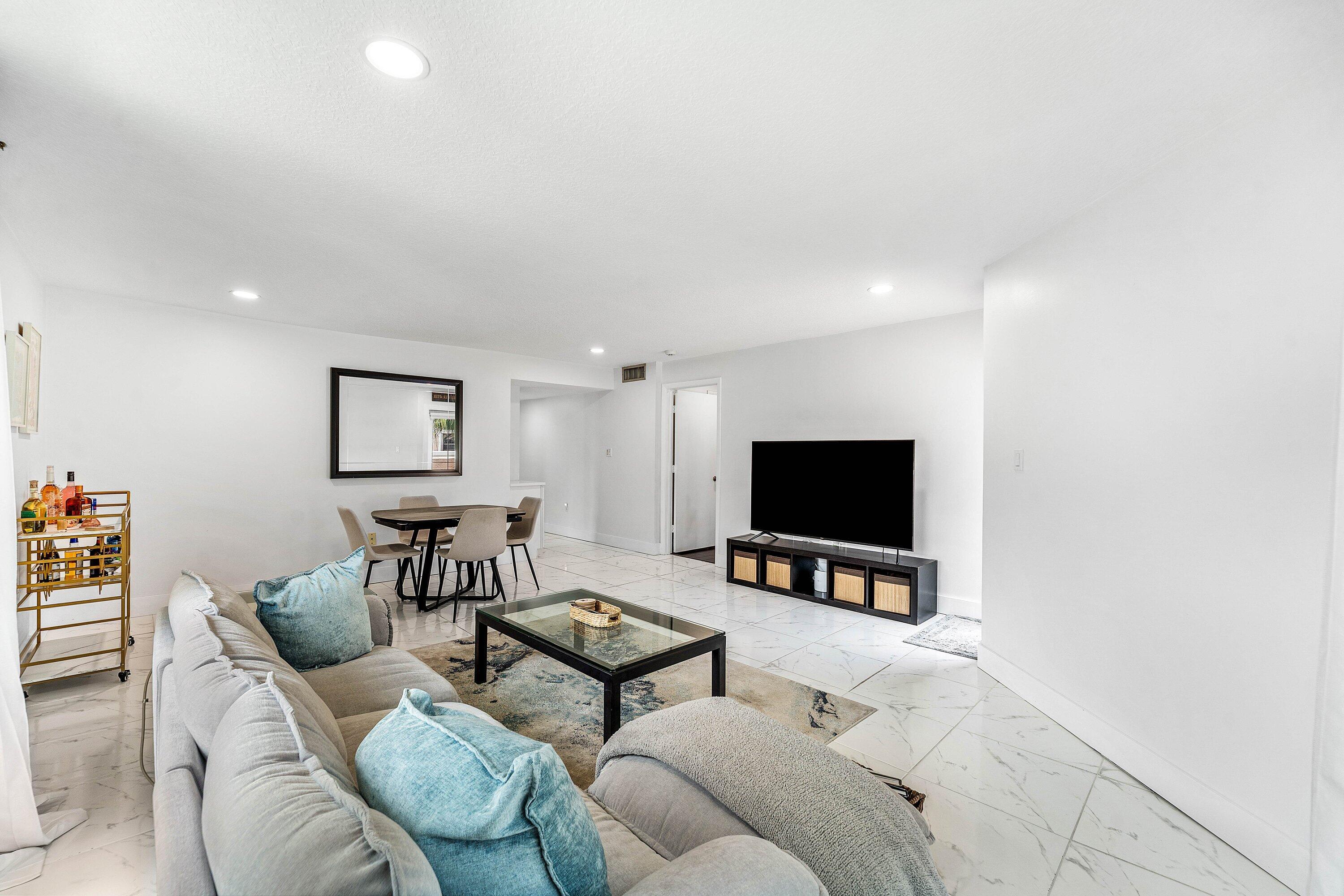 6614 Villa Sonrisa #123, Boca Raton FL 33433
