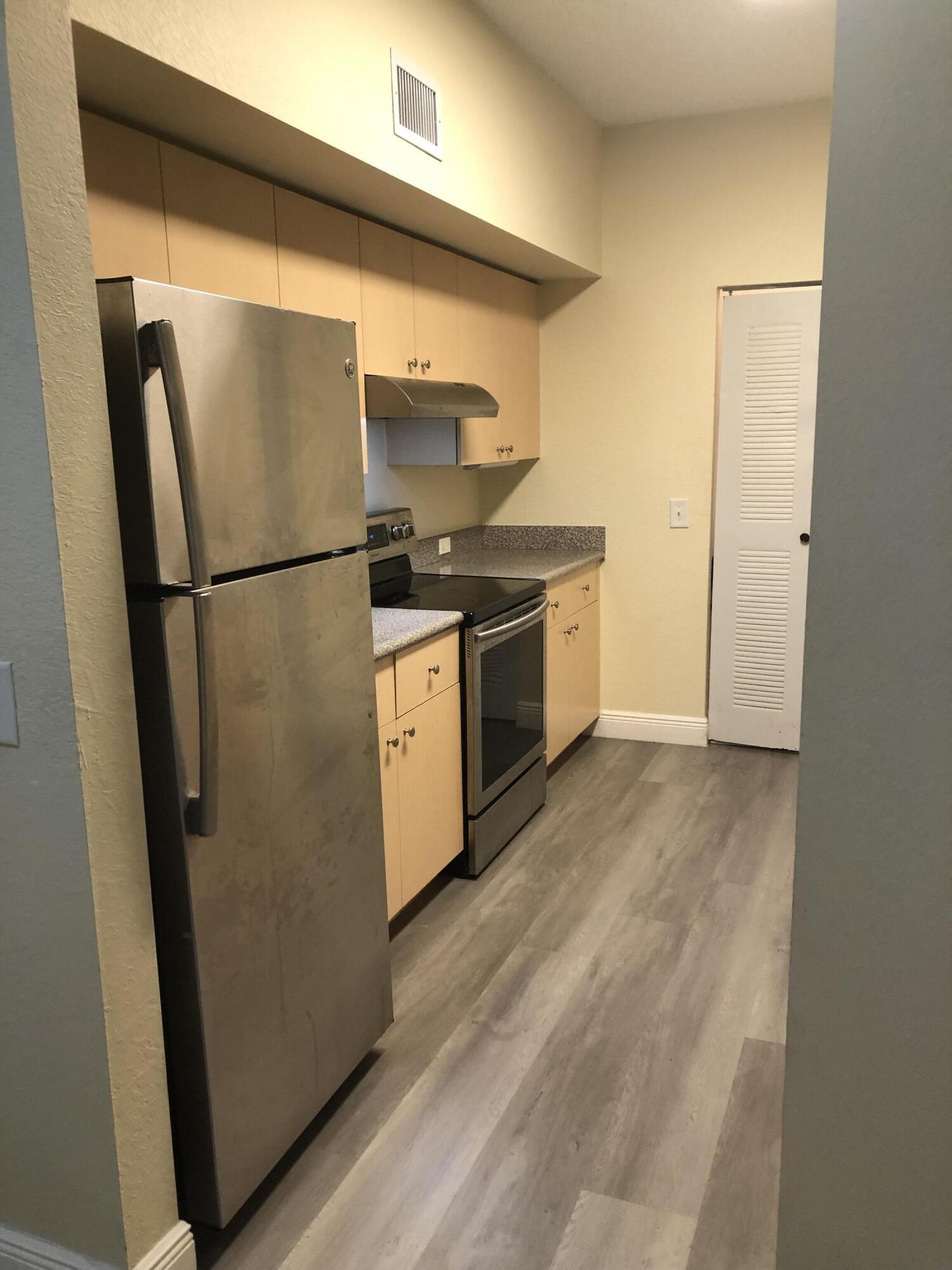 330 Crestwood #303, Royal Palm Beach FL 33411