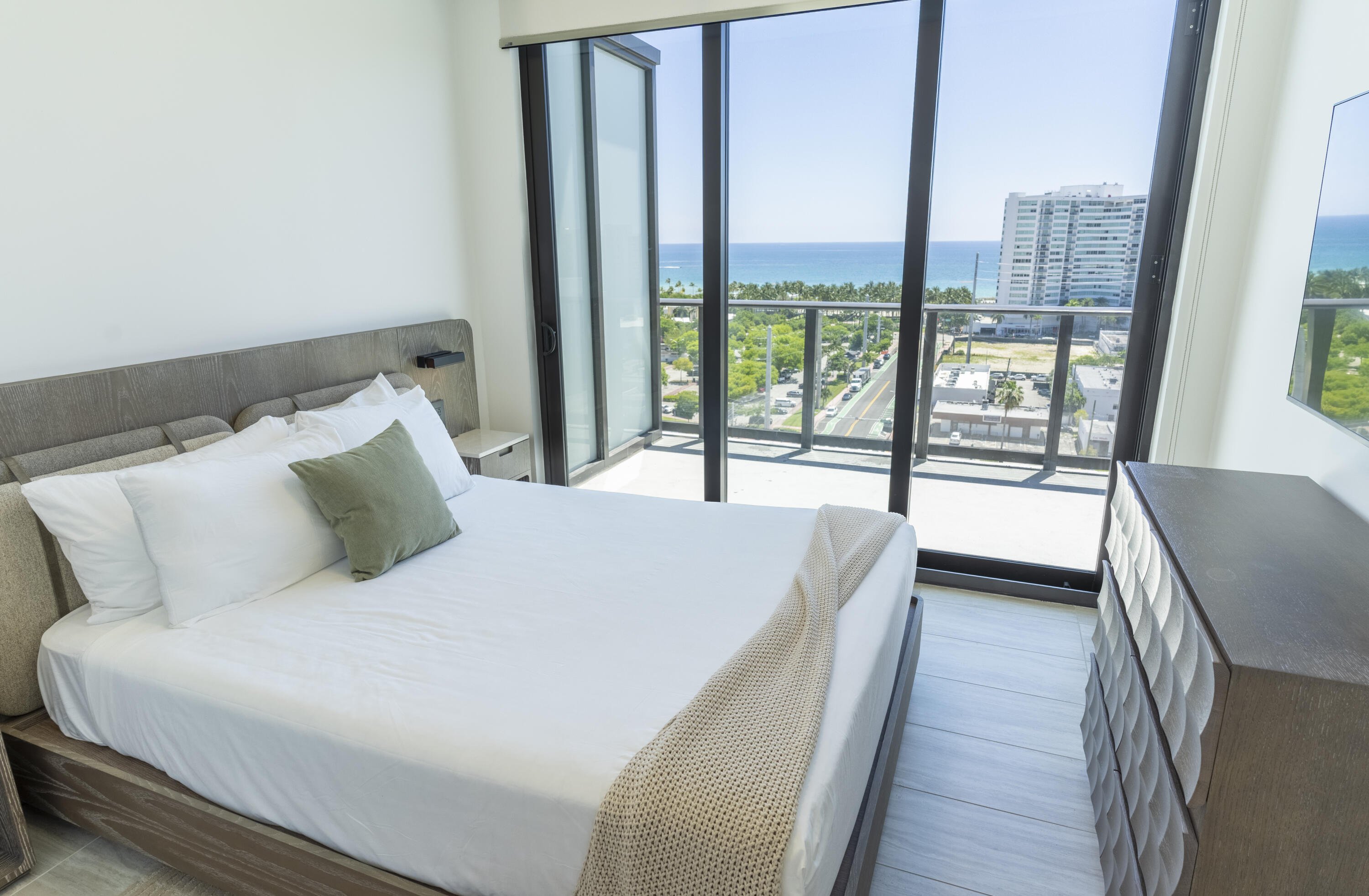 580 72nd #1102, Miami Beach FL 33141
