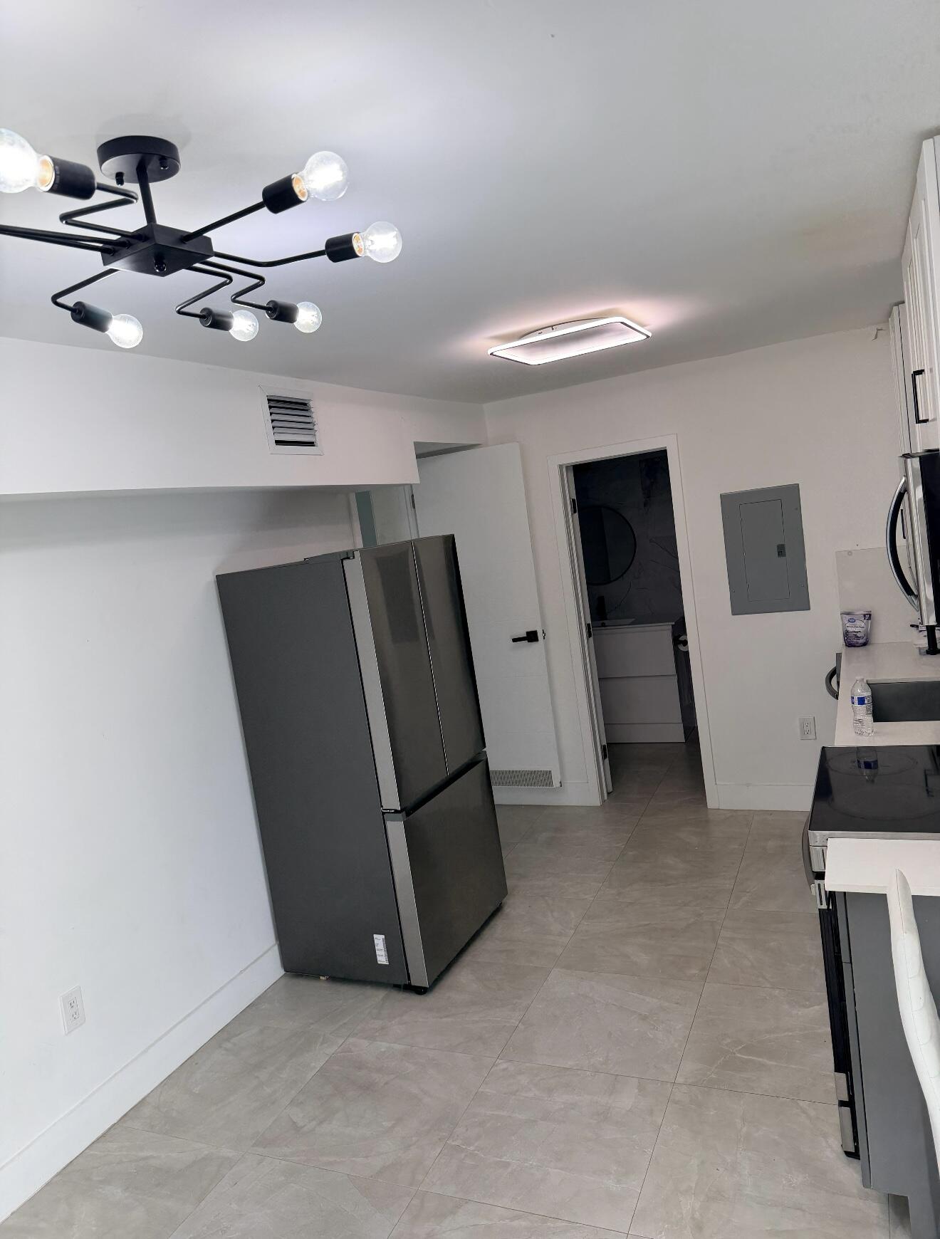 911 79th #B, Miami Beach FL 33141