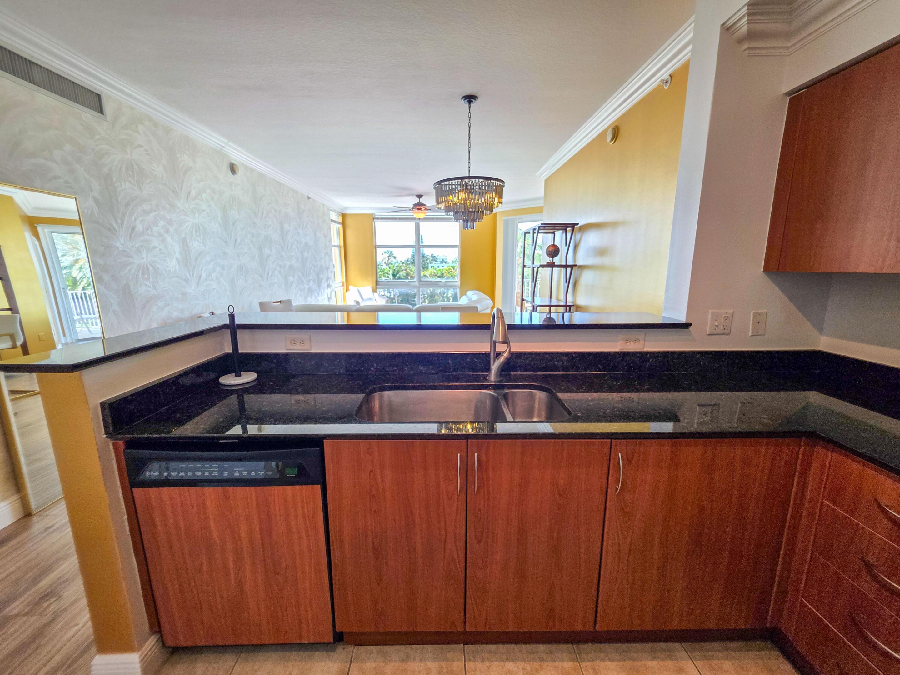 806 E Windward #323, Lantana FL 33462